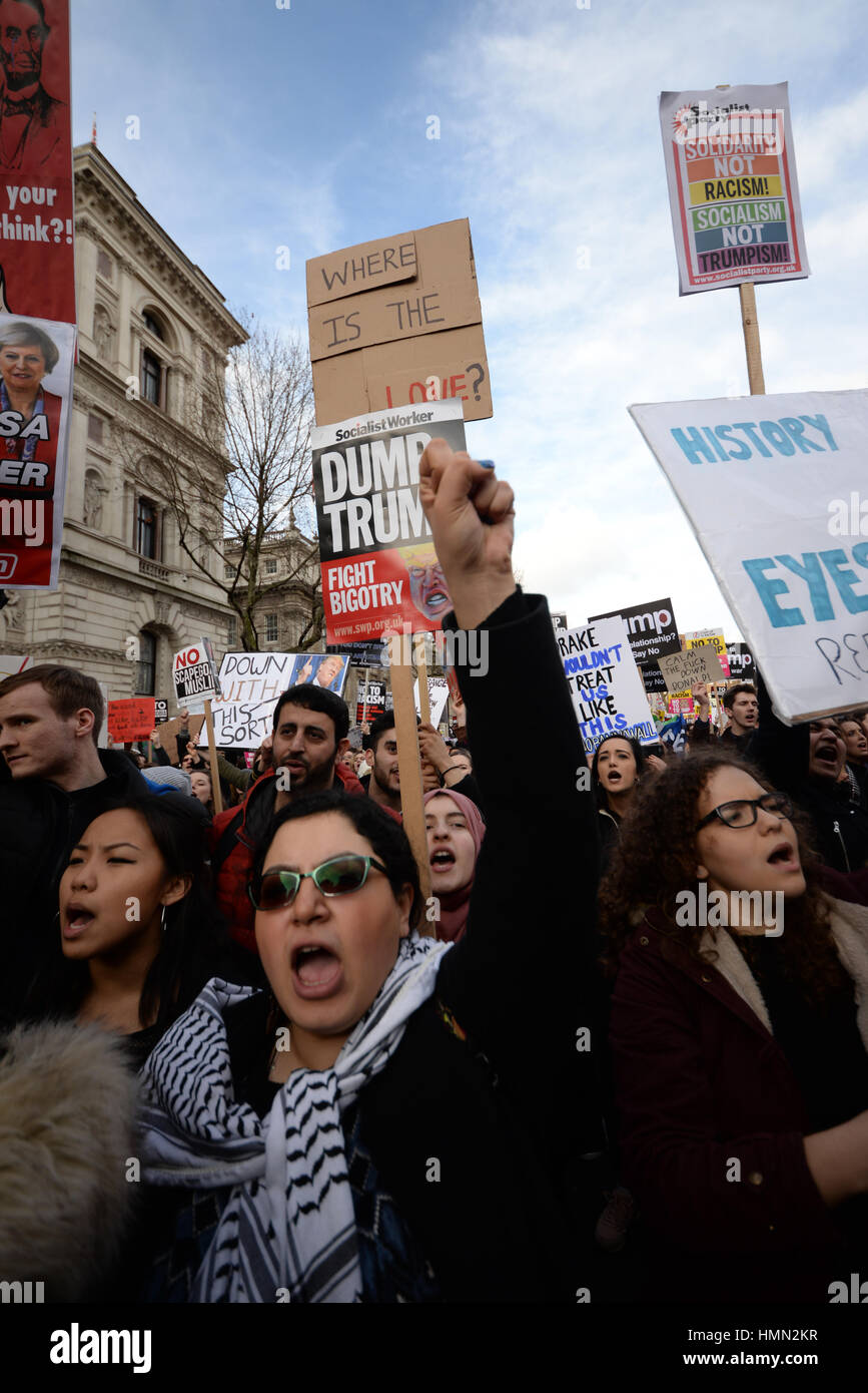 Divieto musulmano. I dimostranti si sono riuniti di fronte a Downing Street per protestare contro Donald Trump's ordine esecutivo - doppiato il suo 'Muslim divieto' Foto Stock