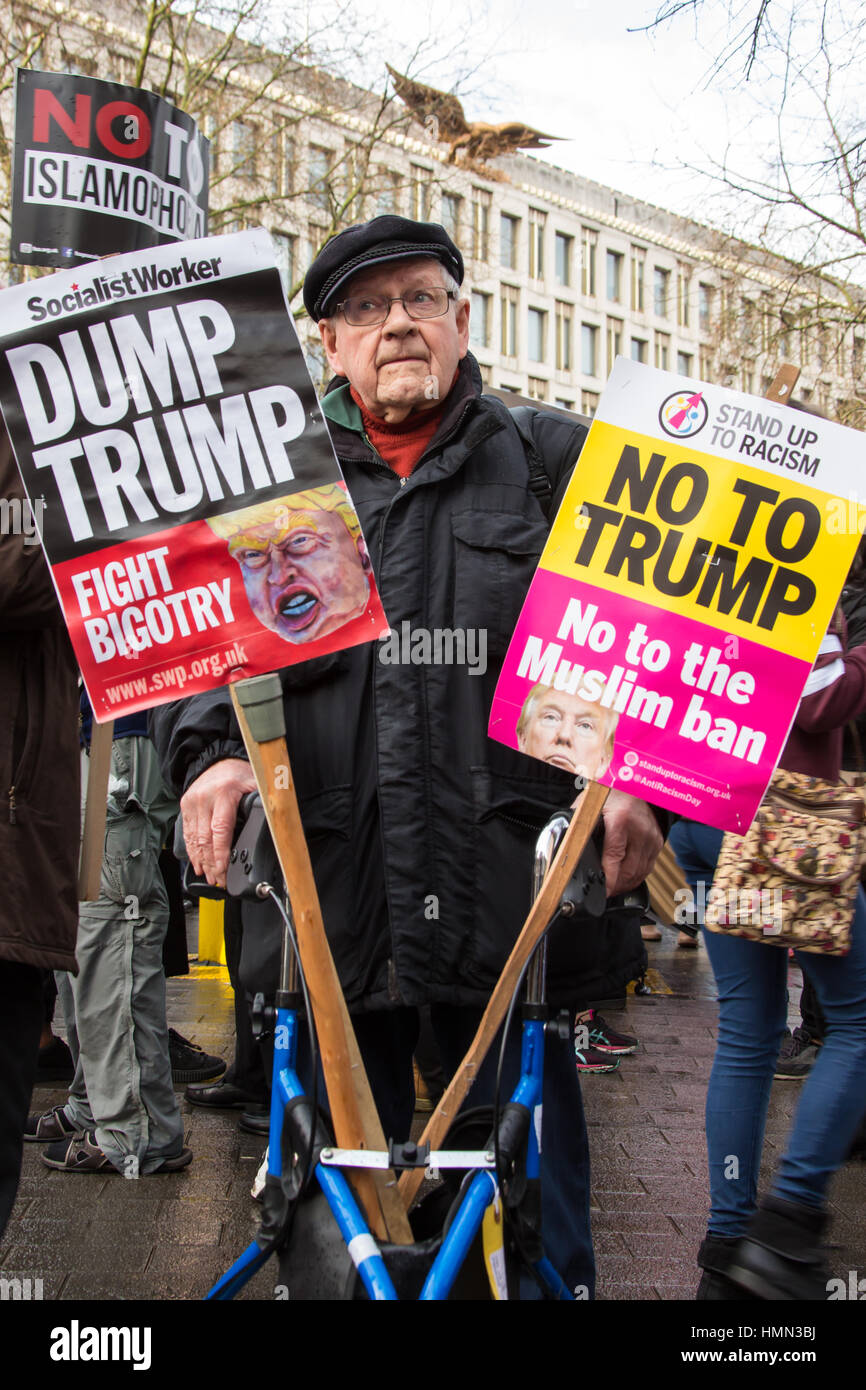 Londra, Regno Unito. 4 febbraio, 2017. Migliaia hanno marciato attraverso Londra, dall'ambasciata americana in Grosvenor Square a Downing Street su Whitehall, per protestare contro la Donald trionfi new anti-immigrazione musulmana politiche e Theresa Maggio la collusione con lui. David Rowe/ Alamy Live News Foto Stock