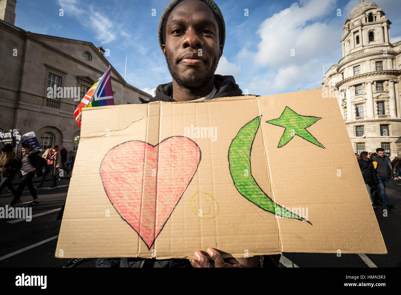 Londra, Regno Unito. 4 febbraio 2017. 'Stop Trump's divieto musulmano' migliaia di sostenitori di marzo e dimostrare attraverso il centro di Londra con anti-Trump cartelloni e ironico slogan contro il presidente statunitense Donald Trump il recente ordine esecutivo limitando sette paesi a maggioranza islamica l'ingresso negli USA. © Guy Corbishley/Alamy Live News Foto Stock