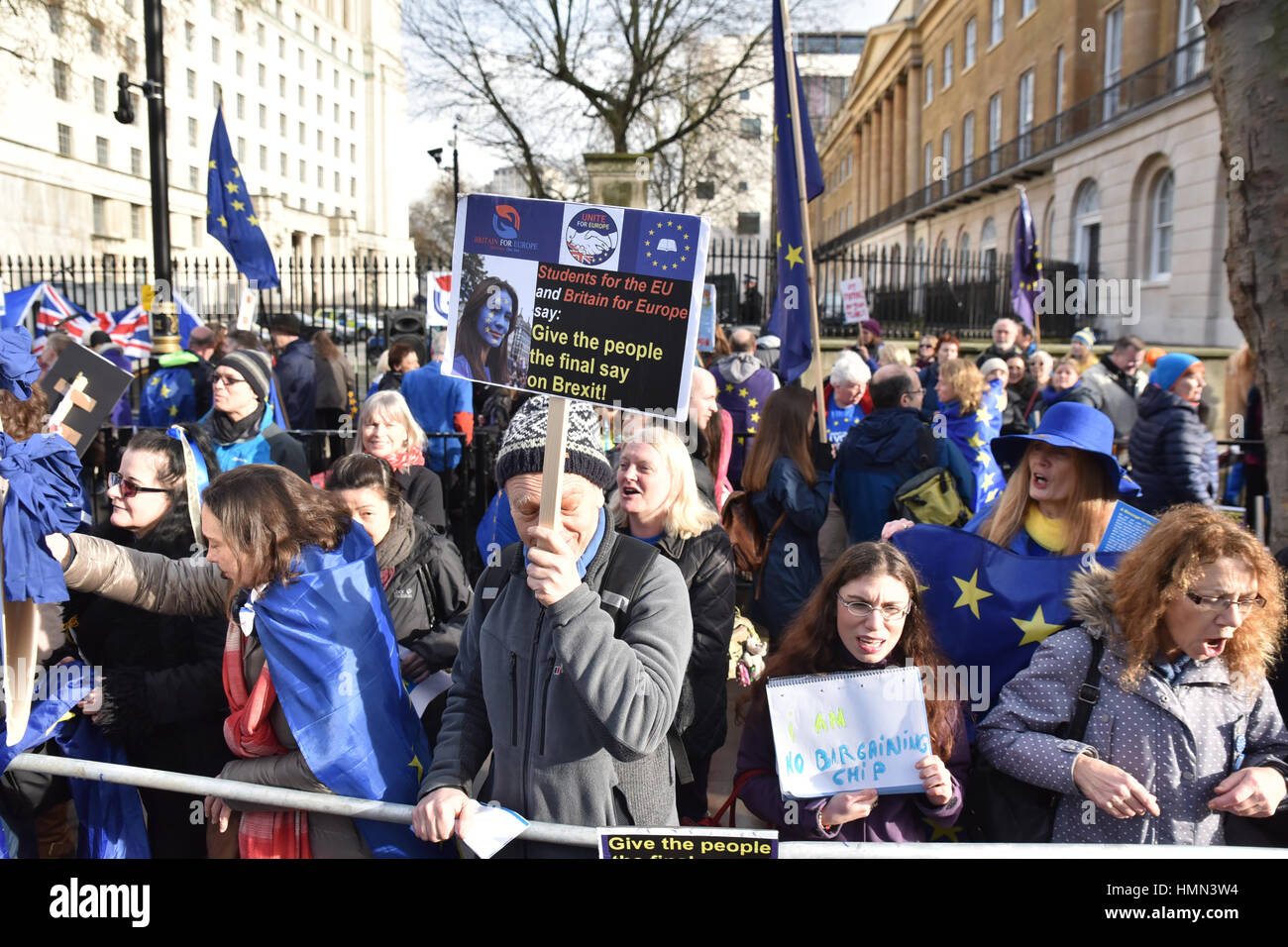 A Downing Street, Londra, Regno Unito. 4° febbraio 2017. Protesta di ritardare l'articolo 50 e Brexit di fronte a Downing Street. Credito: Matteo Chattle/Alamy Live News Foto Stock