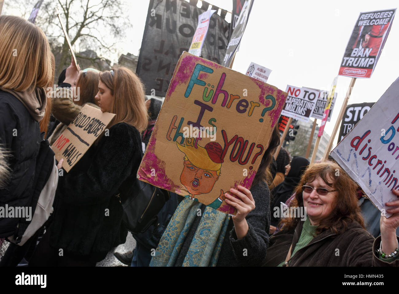 Londra, Regno Unito. 4 febbraio, 2017. Migliaia di manifestanti contrari al Trump's divieto di immigrazione riuniti fuori l'AMBASCIATA DEGLI STATI UNITI a Grosvenor Square e hanno marciato a Downing Street. Gli attivisti sindacali e altri ha affrontato la folla in Grosvenor Square e su Whitehall. Credito: Giacobbe Sacks-Jones/Alamy Live News. Foto Stock