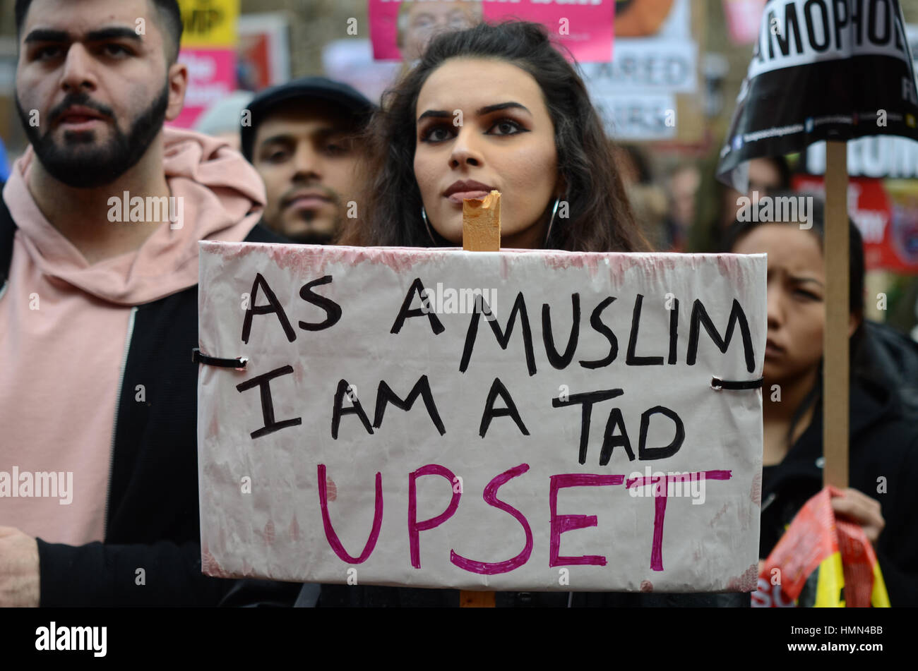 Divieto musulmano. I manifestanti radunati fuori l'ambasciata Usa a Londra e hanno marciato a Downing Street per protestare contro Donald Trump's ordine esecutivo - doppiato il suo 'Muslim divieto' Foto Stock