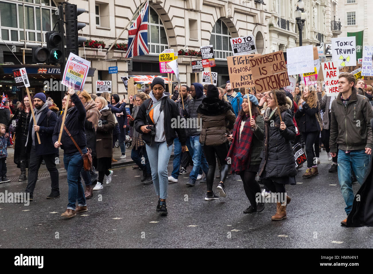 Londra, Regno Unito. 4 febbraio 2016. Arrestare Trump's divieto musulmano marzo Londra Credit: Fotografia Oakhouse/Alamy Live News Foto Stock