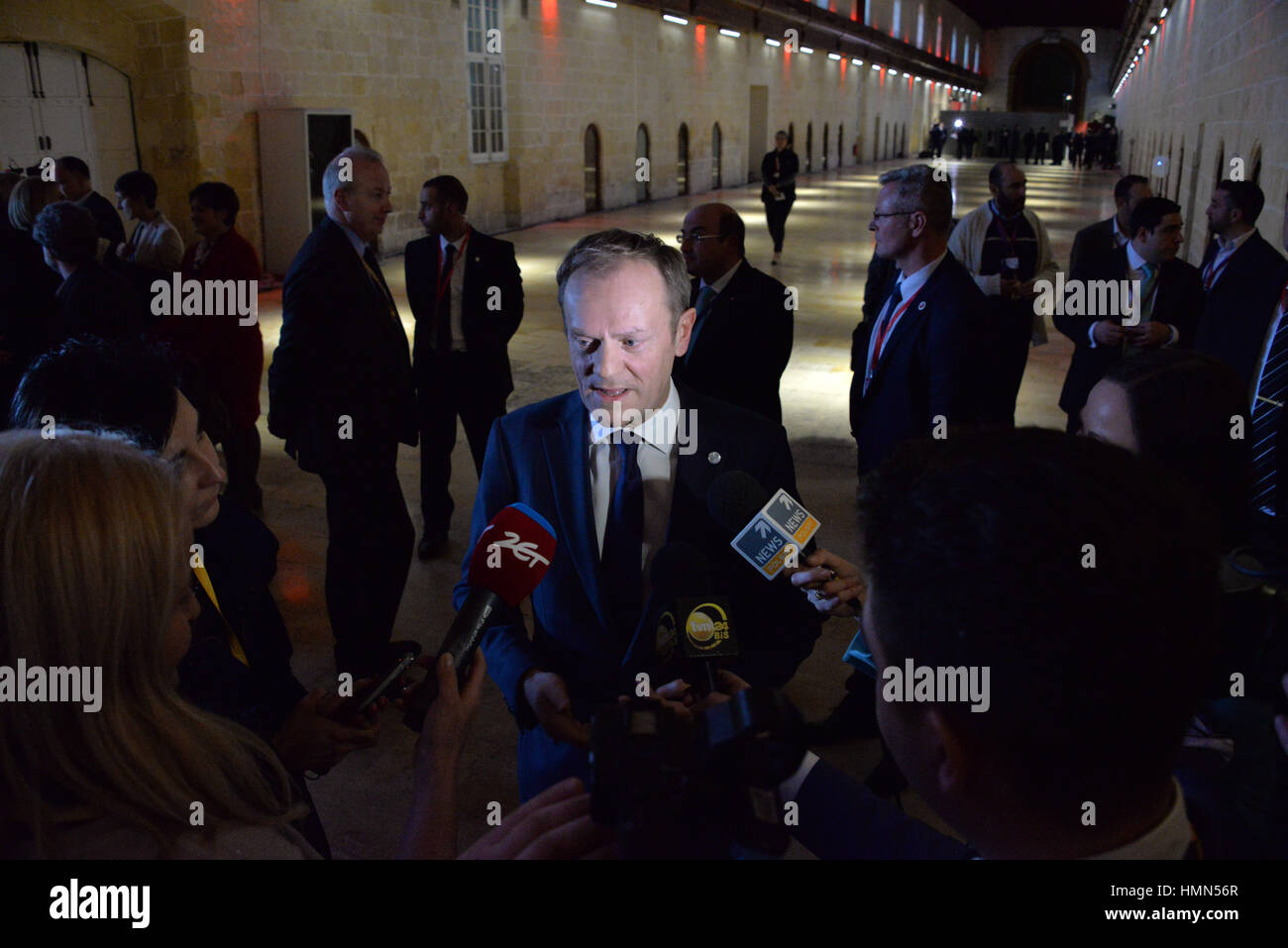 La Valletta, Malta. 3 febbraio, 2017. Presidente del Consiglio europeo Donald Tusk parlando con i giornalisti a La Valletta, Malta, Venerdì, Febbraio 3, 2017. Un continuo flusso di migranti provenienti dal Medio Oriente e Africa è influenzano il Consiglio europeo ad agire con una certa vocazione per la cooperazione con il Governo libico per arginare il flusso di migranti lungo il Mediterraneo centrale rotta. Credito: Kendall Gilbert/Alamy Live News Foto Stock