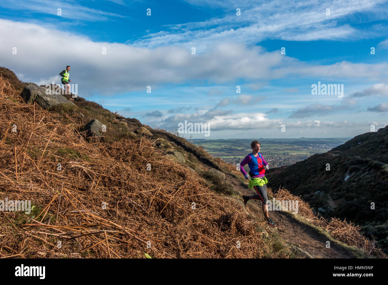 Regno Unito Sport: Ilkley Moor, West Yorkshire, Regno Unito. 4° febbraio 2017. Corridori che prenderanno parte alla 23 miglio Rombalds Stride sfida invernale, risalendo la Valle Airedale, oltre Rombalds Moor a Ilkley e attraverso Otley Chevin. Rebecca Cole/Alamy Live News Foto Stock
