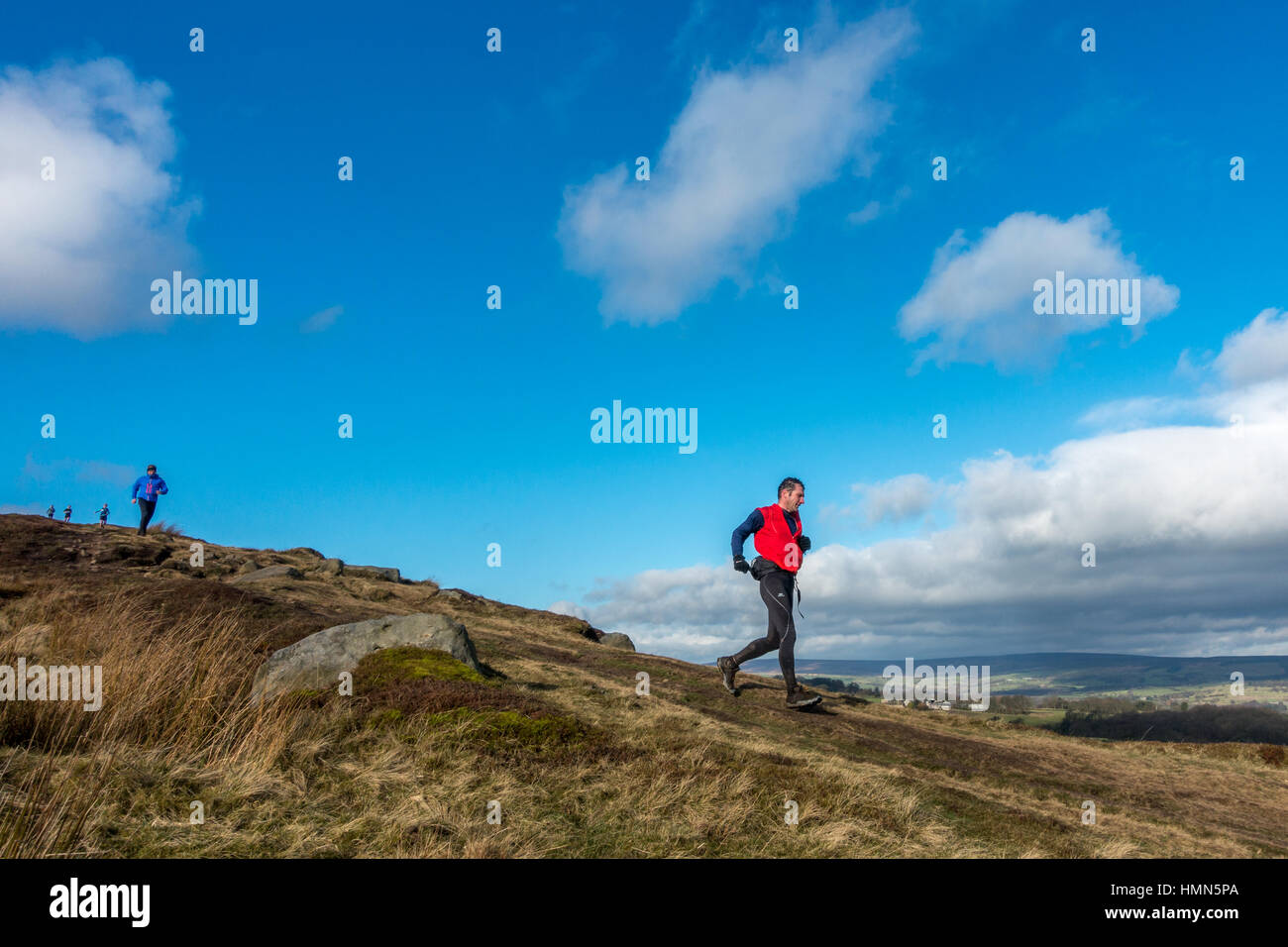 Regno Unito Sport: Ilkley Moor, West Yorkshire, Regno Unito. 4° febbraio 2017. Corridori che prenderanno parte alla 23 miglio Rombalds Stride sfida invernale, risalendo la Valle Airedale, oltre Rombalds Moor a Ilkley e attraverso Otley Chevin. Rebecca Cole/Alamy Live News Foto Stock