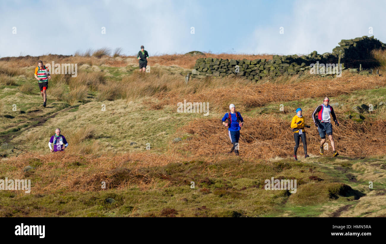 Regno Unito Sport: Ilkley Moor, West Yorkshire, Regno Unito. 4° febbraio 2017. Corridori che prenderanno parte alla 23 miglio Rombalds Stride sfida invernale, risalendo la Valle Airedale, oltre Rombalds Moor a Ilkley e attraverso Otley Chevin. Rebecca Cole/Alamy Live News Foto Stock
