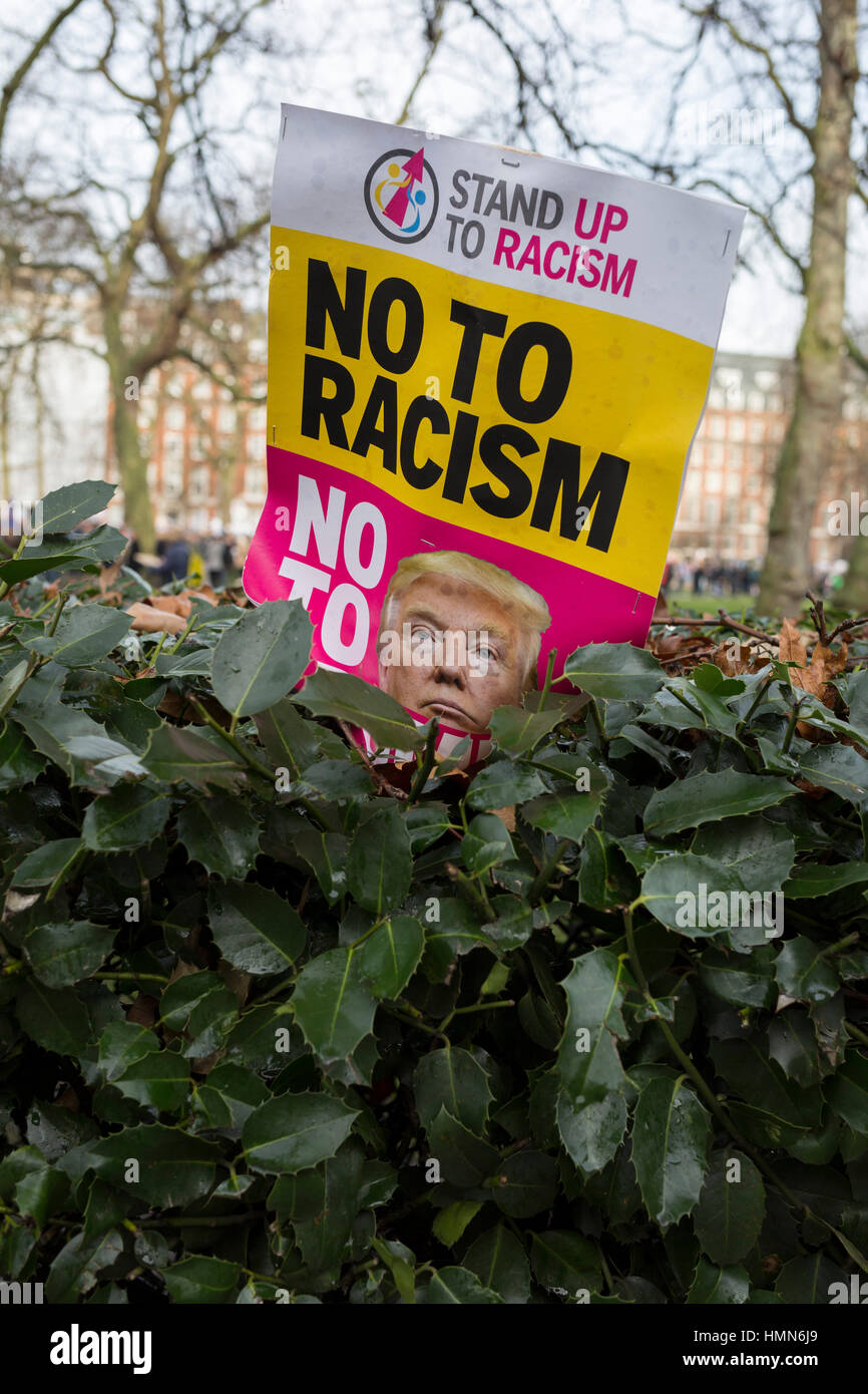 Londra, 4 Febbraio 2017: Dettaglio di una targhetta su di una siepe alla fermata Trump's divieto musulmano dimostrazione il 4 febbraio 2017 a Londra, Regno Unito. La protesta fu invitato da fermare la guerra di coalizione, Stand fino al razzismo, associazione musulmana della Gran Bretagna, Musulmana di impegno e di sviluppo, il Consiglio musulmano della Gran Bretagna, CND e amici di Al-Aqsa. Migliaia di dimostranti si sono radunati per manifestare contro Trump's divieto di musulmani, dicendo che deve essere contrastata da tutti coloro che sono contro il razzismo e il sostegno dei diritti umani fondamentali e per Teresa non possono di collusione con lui. Foto di Richard Baker / Alamy Live Foto Stock