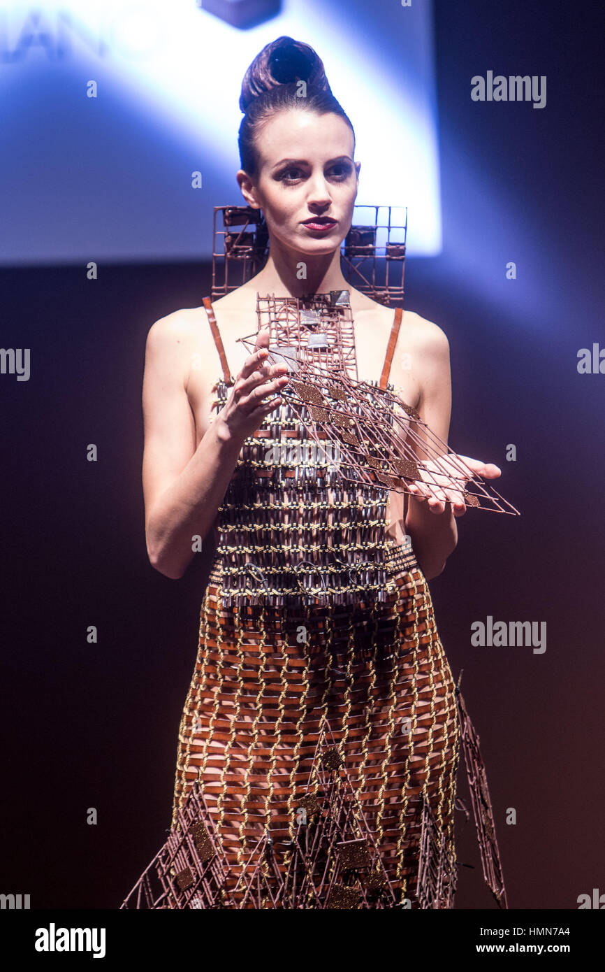 Milano, Italia. 09Feb, 2017. Il cioccolato Fashion Show al Salon du Chocolat 2017, la più importante manifestazione sul cioccolato nel mondo Credito: Mairo Cinquetti/Alamy Live News Foto Stock