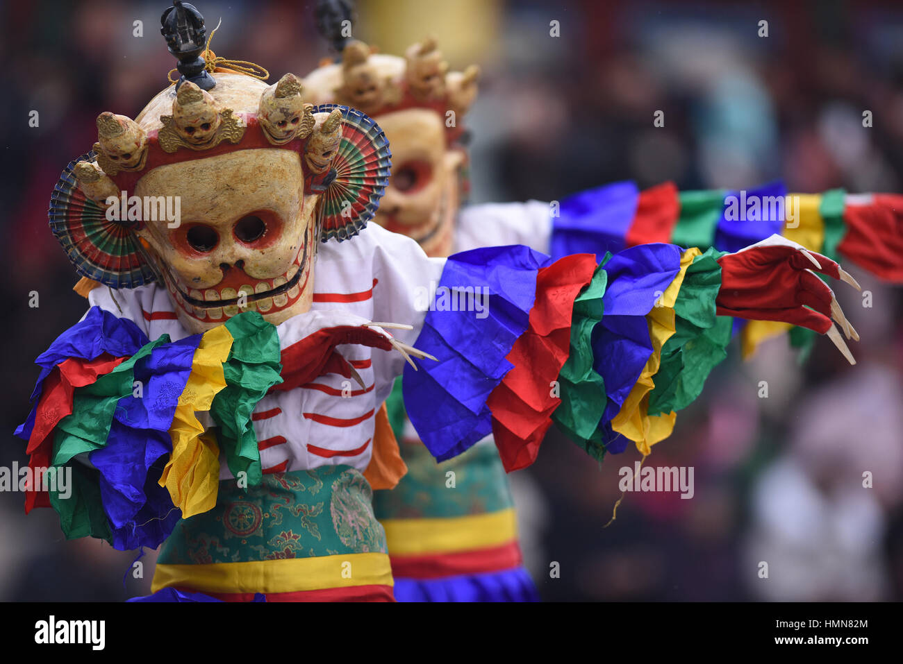 Xining, la Cina della Provincia di Qinghai. 10 Febbraio, 2017. I monaci hanno 'Tiaoqian', una mascherata danza religiosa con una storia di quasi 300 anni, presso il monastero di Kumbum in Huangzhong County, a nord-ovest della Cina di Provincia di Qinghai, Feb 10, 2017. Credito: Zhang Hongxiang/Xinhua/Alamy Live News Foto Stock