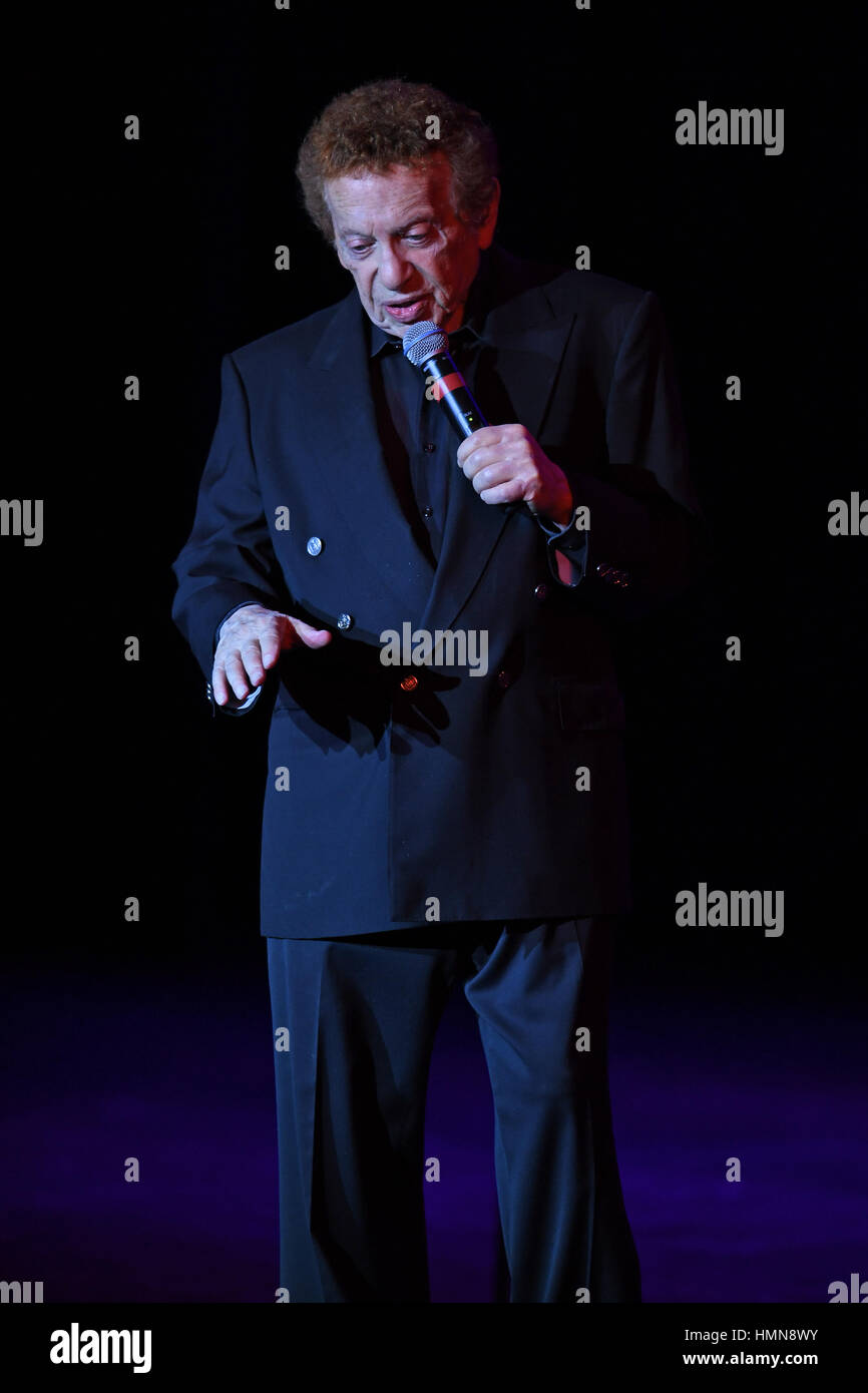 Fort Lauderdale, FL, Stati Uniti d'America. 09Feb, 2017. Jackie Mason esegue al Parker Playhouse il 9 febbraio 2017 a Fort Lauderdale, Florida. Foto Stock