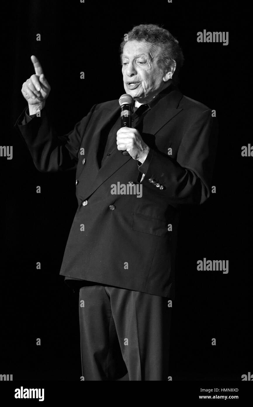 Fort Lauderdale, FL, Stati Uniti d'America. 09Feb, 2017. Jackie Mason esegue al Parker Playhouse il 9 febbraio 2017 a Fort Lauderdale, Florida. Credito: Mpi04/media/punzone Alamy Live News Foto Stock