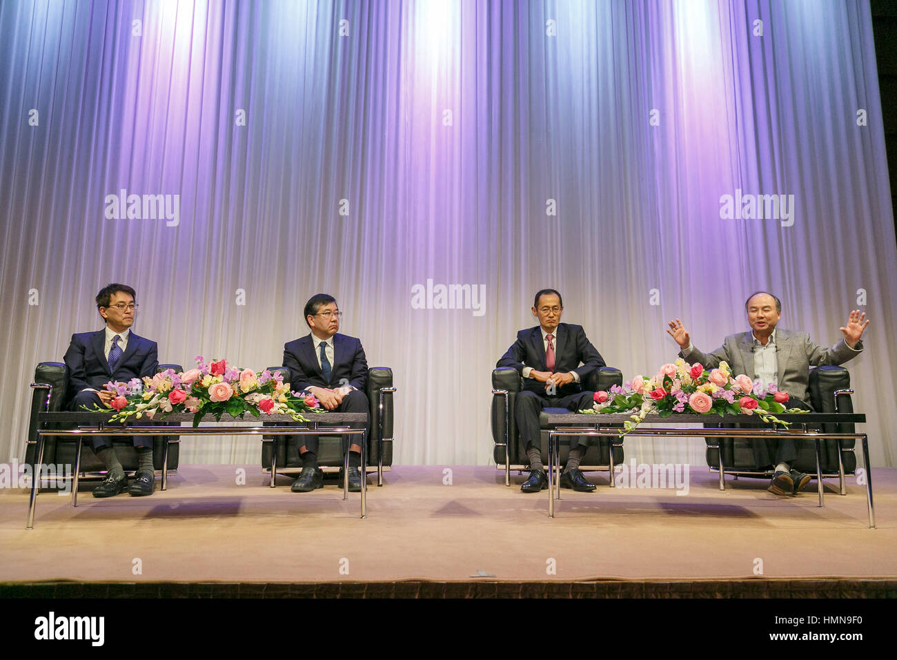 (L a R) Professional shogi player e scacchi FIDE Master Yoshiharu Habu, l'Università di Tokyo Presidente Makoto Gonokami, Nobel Prize-winning stem cell researcher Shinya Yamanaka e gruppo di SoftBank Corp. CEO Masayoshi figlio, parlare durante una conversazione speciale evento denominato Giovani creando il futuro il 10 febbraio 2017, Tokyo, Giappone. Top professionisti nei loro campi hanno discusso il futuro delle giovani generazioni in questa era tecnologica. Credito: Rodrigo Reyes Marin/AFLO/Alamy Live News Foto Stock