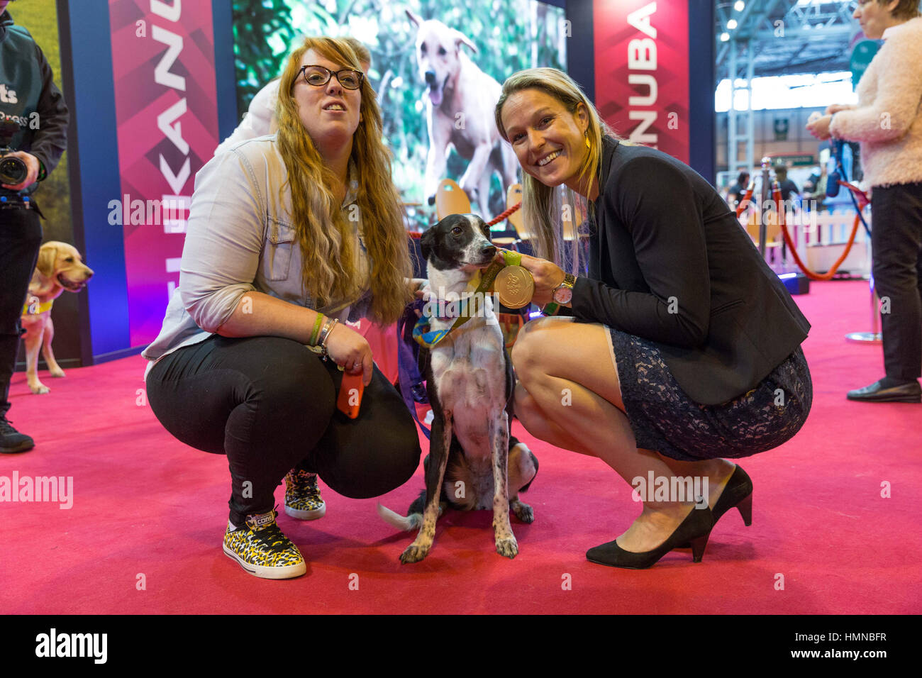 Birmingham, 12 marzo 2017. Crestato Cullen, medaglia d'Oro al Rio Olimpiadi con Team GB donne la squadra di hockey incontra il vincitore di amici per la Vita 2016, Rosie Redi e la sua Lurcher Boo. Boo può essere visto indossare crestato la Medaglia d'oro. Oggi è il giorno finale di Crufts 2017 e crestato sarà presnting il premio a questo anni vincitore di amici per la vita di aggiudicazione. ©Jon Freeman/Alamy Live News Foto Stock