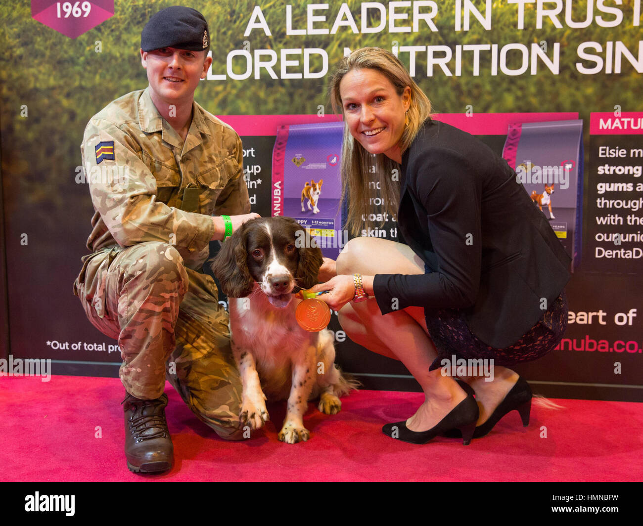 Birmingham, 12 marzo 2017. Crestato Cullen, medaglia d'Oro al Rio Olimpiadi con Team GB donne la squadra di hockey incontra Charlie, la bomba del cane di rilevamento con il suo gestore Denslow Bobby. Charlie & Bobby si basano attualmente in Germania. Oggi è il giorno finale di Crufts 2017. ©Jon Freeman/Alamy Live News Foto Stock