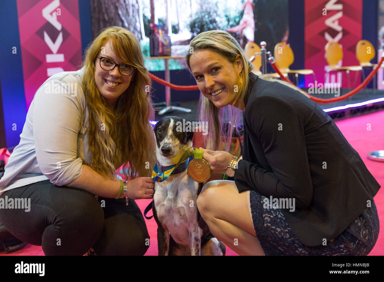 Birmingham, 12 marzo 2017. Crestato Cullen, medaglia d'Oro al Rio Olimpiadi con Team GB donne la squadra di hockey incontra il vincitore di amici per la Vita 2016, Rosie Redi e la sua Lurcher Boo. Boo può essere visto indossare crestato la Medaglia d'oro. Oggi è il giorno finale di Crufts 2017 e crestato sarà presnting il premio a questo anni vincitore di amici per la vita di aggiudicazione. ©Jon Freeman/Alamy Live News Foto Stock
