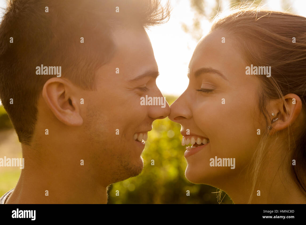 Ritratto di una felice coppia giovane in amore e dando un bacio Foto Stock