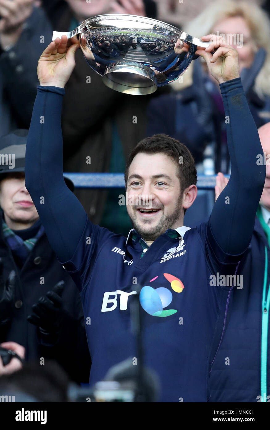 Scozia Greig Laidlaw solleva il centenario Quaich trofeo dopo aver vinto il RBS 6 Nazioni corrispondono a BT Murrayfield Stadium, Edimburgo. Foto Stock