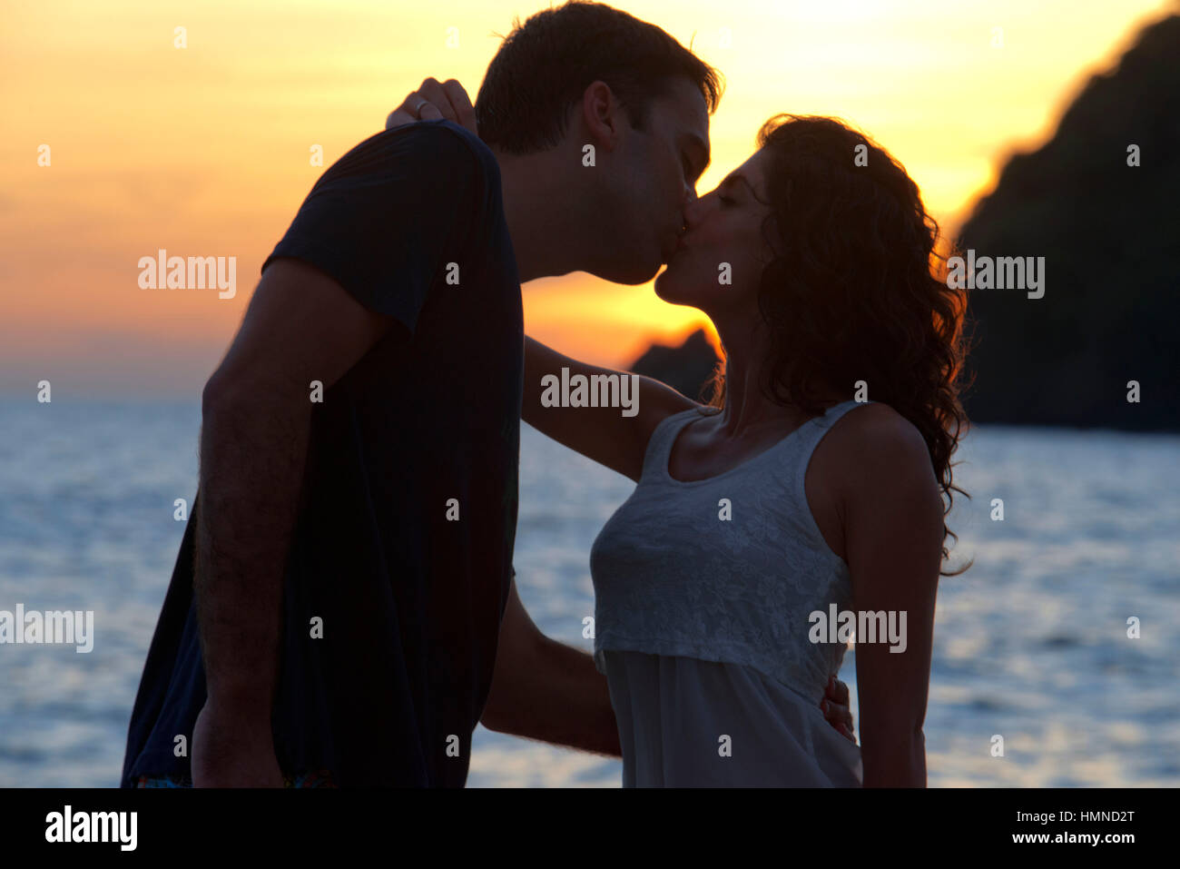 Giovane Amanti bacio al tramonto in spiaggia. Kantiang Bay. Koh Lanta. Thailandia. Asia. Kantiang Bay è il più famoso come la posizione di Pimalai, Koh Lan Foto Stock