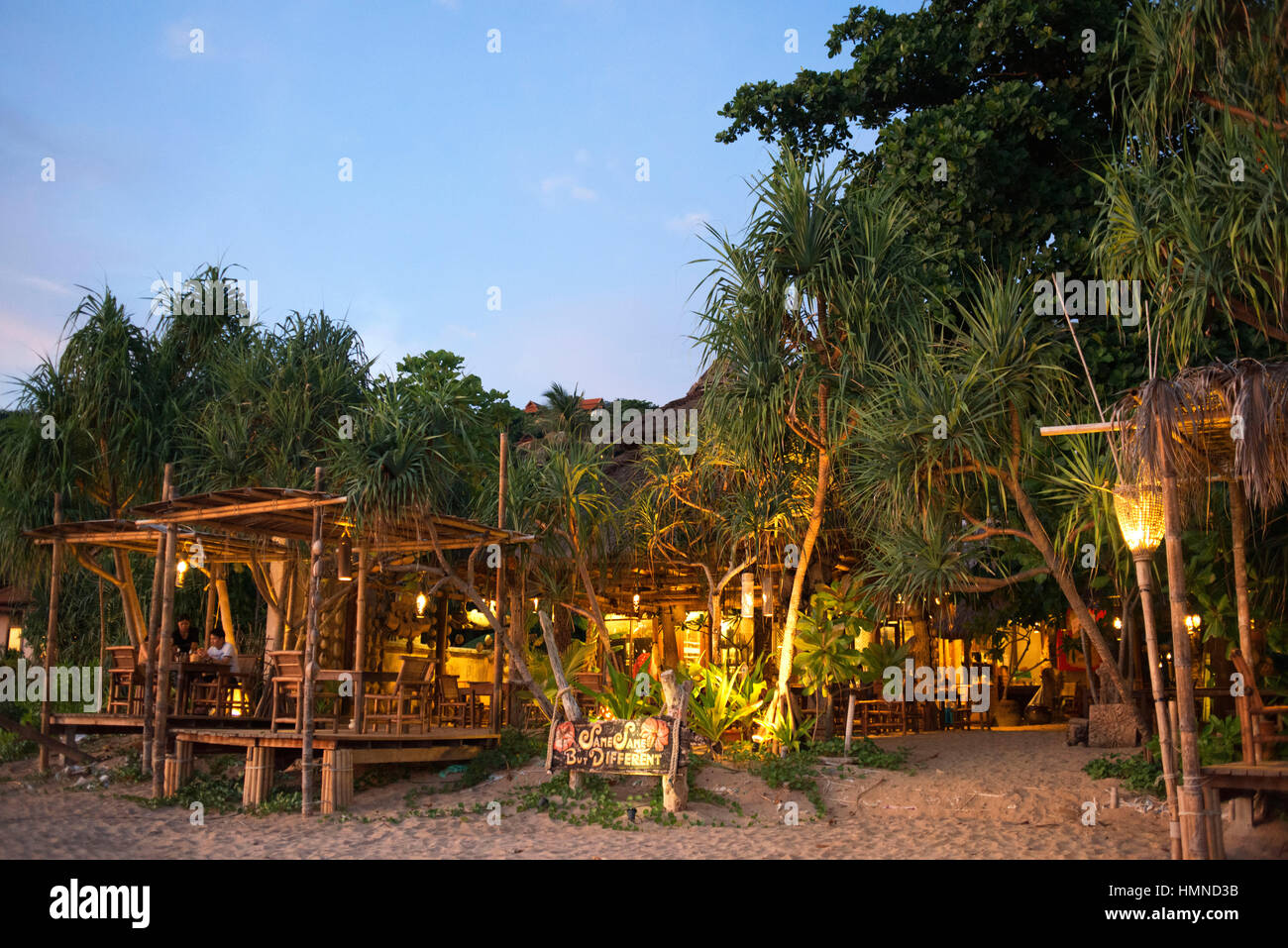 Luci di carta e il tramonto in spiaggia. Kantiang Bay. Koh Lanta. Thailandia. Asia. A mezzogiorno il tramonto Ristorante Viewpoint. Kantiang Bay è il più famoso come la lo Foto Stock