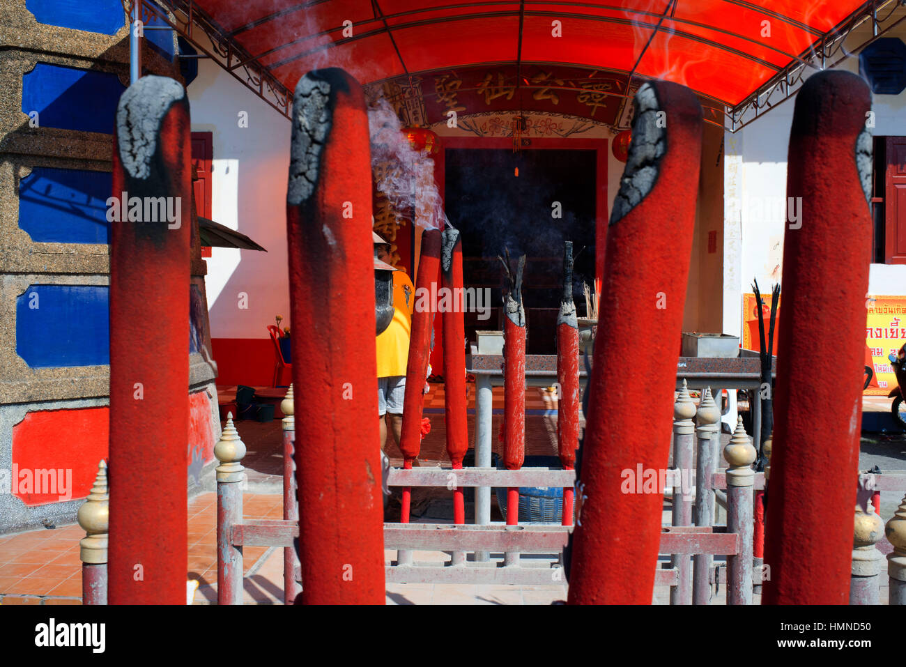 Bastoncini di incenso, tempio complesso in Trang tempio buddista. Trang, chiamato anche Mueang Thap Thiang, è una delle province del sud della Thailandia, a t Foto Stock