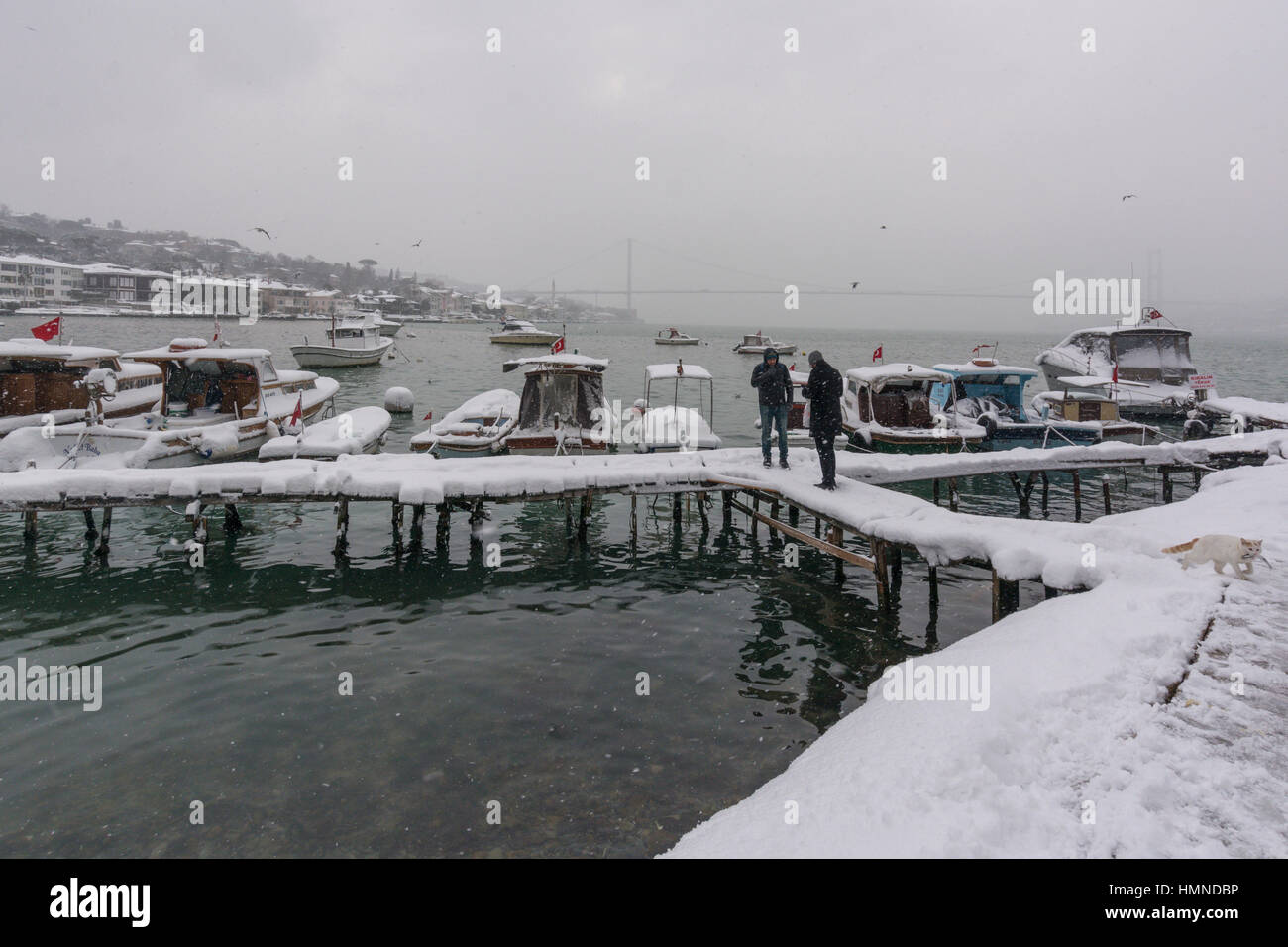 Cengelkoy fronte mare con barche all'inverno,rive del Bosforo,Istanbul, Turchia Foto Stock
