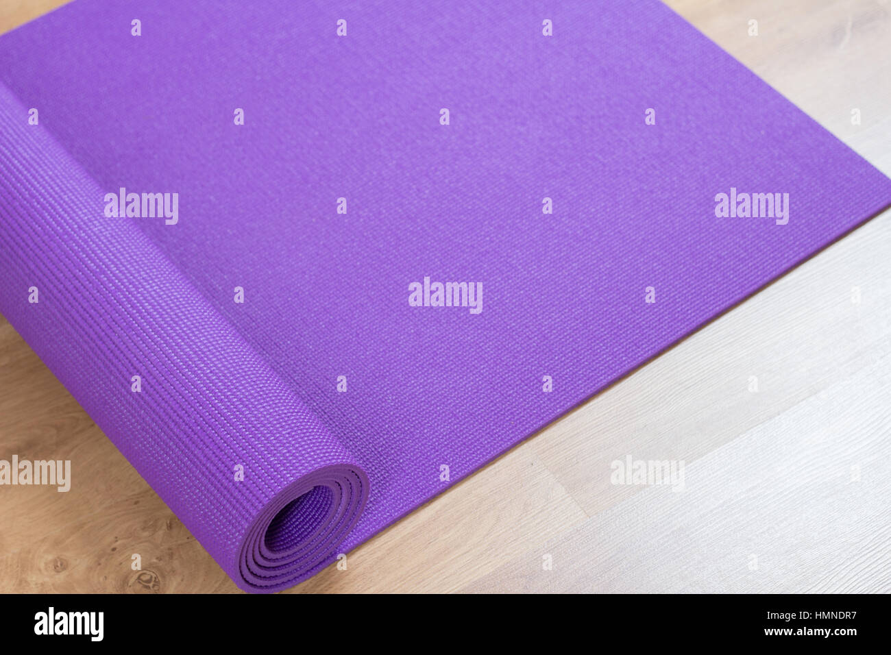 Materassino yoga sul pavimento Foto Stock