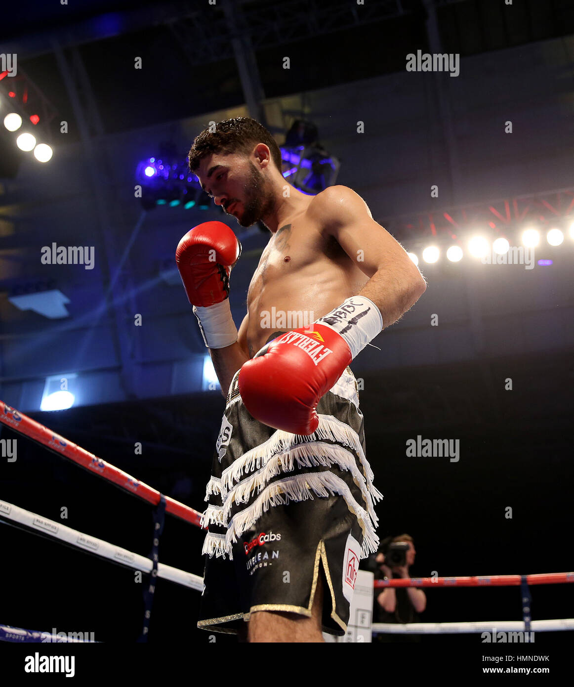 Andrew Selby prima del suo durante la WBC International pesi mosca titolo bout all'Olympia di Londra. Foto Stock