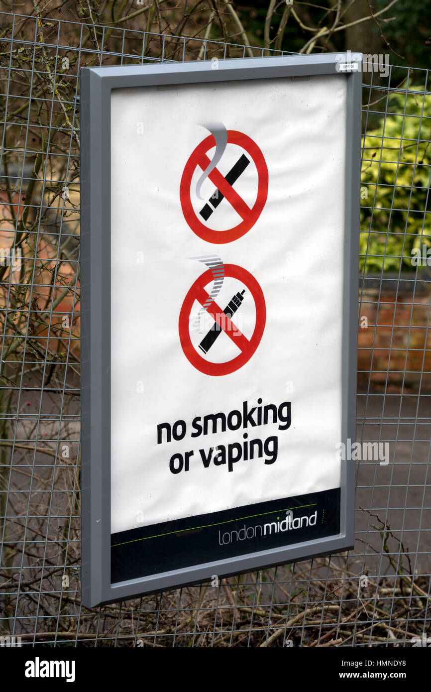 Non fumare o vaping segno a Bearley stazione ferroviaria, Warwickshire, Inghilterra, Regno Unito Foto Stock