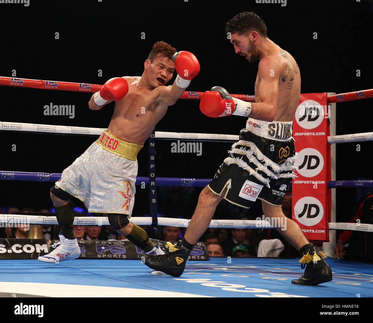 Andrew Selby (a destra) durante il WBC International pesi mosca titolo bout contro Ardin Diale all'Olympia di Londra. Foto Stock