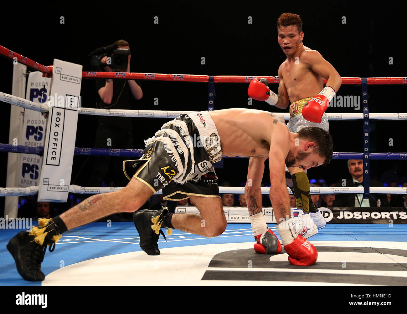 Andrew Selby scivola durante il WBC International pesi mosca titolo bout contro Ardin Diale all'Olympia di Londra. Foto Stock