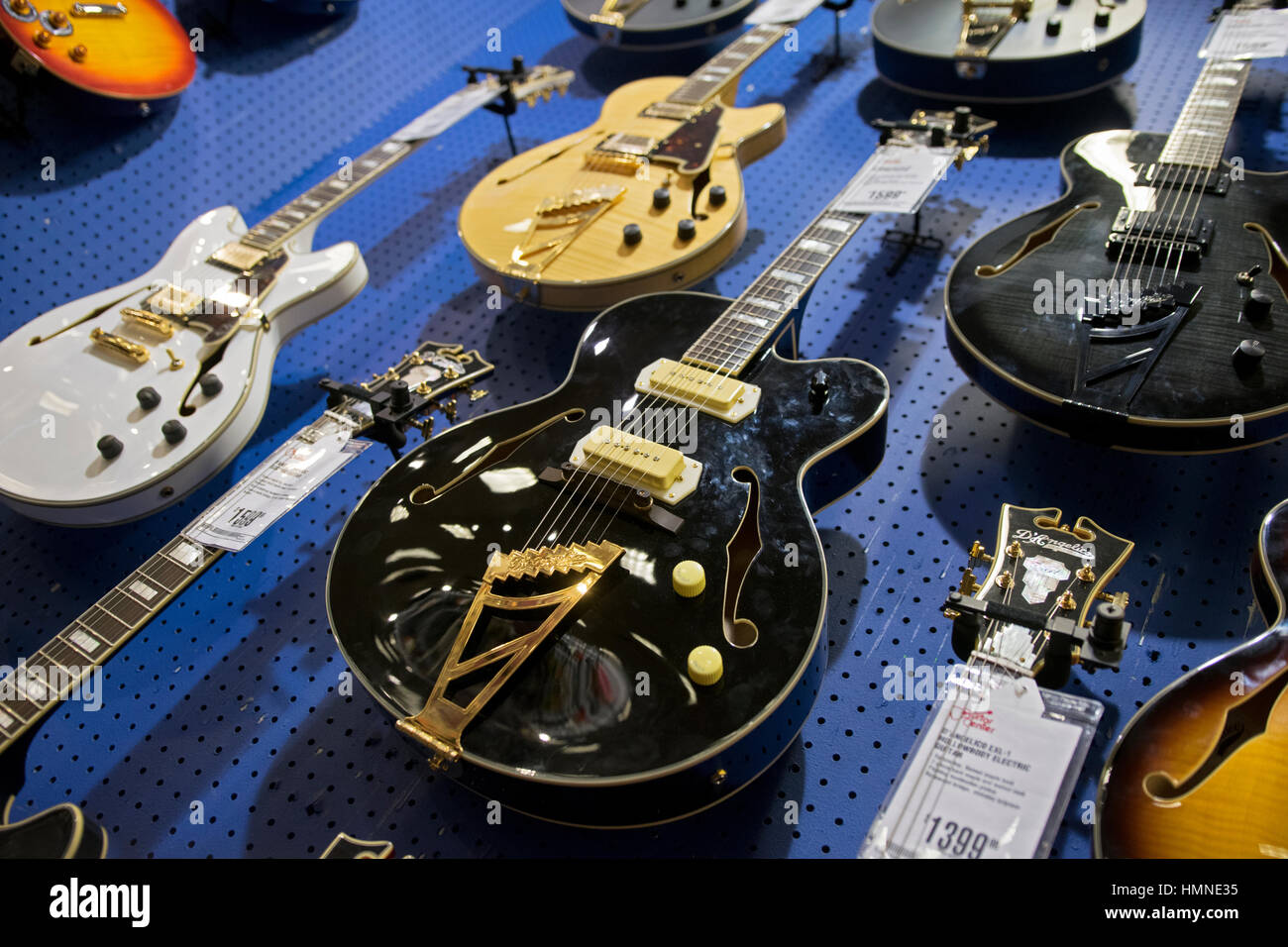 Un display di nuovo d'Angelico chitarre in vendita presso il centro di chitarra sulla West 14th Street in Lower Manhattan, New York City. Foto Stock