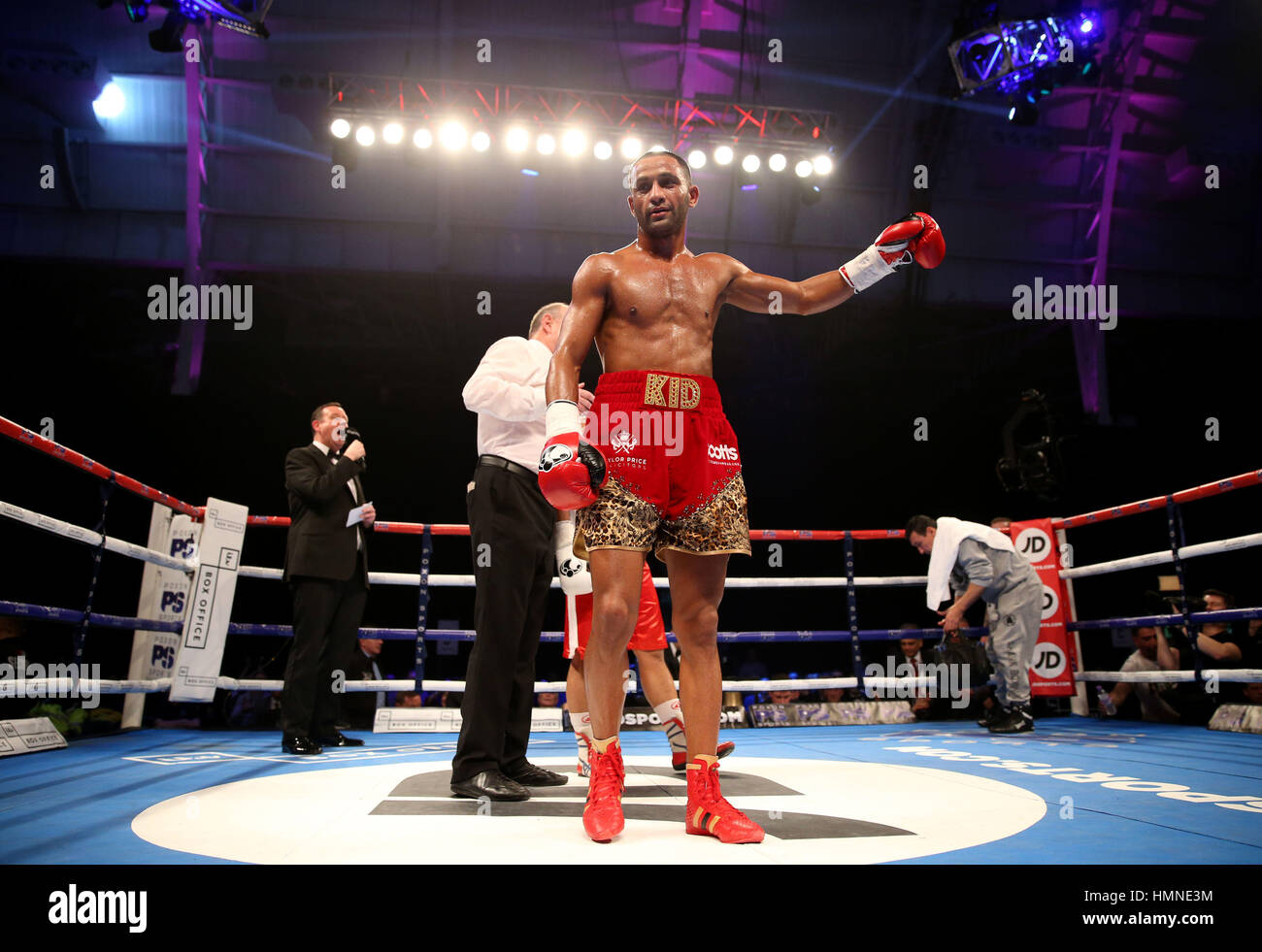 Kid Galahad celebra dopo la vacante IBF International super middleweight title bout con Leonel Hernandez all'Olympia di Londra. Foto Stock