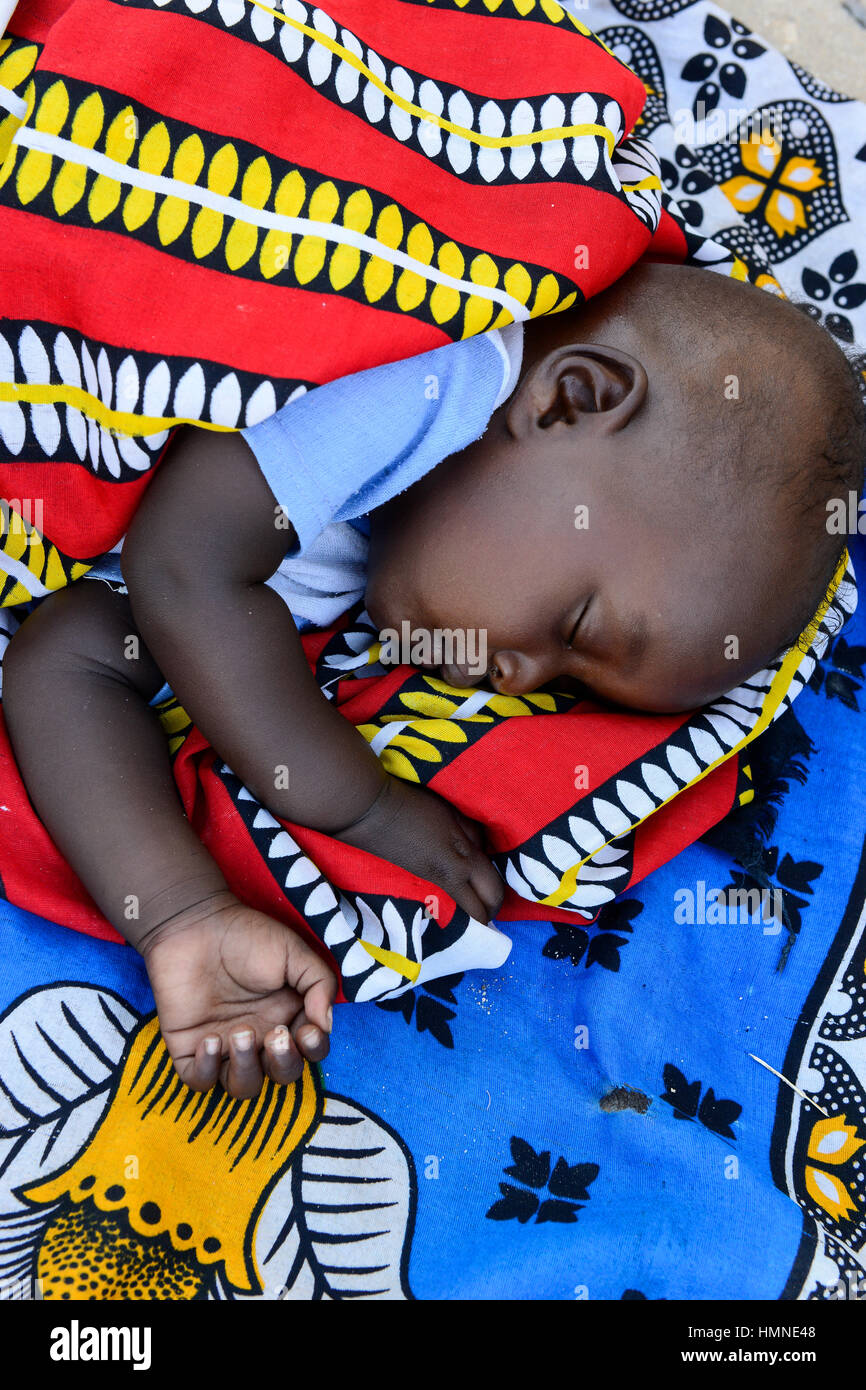 KENYA Turkana, Lodwar, villaggio Kaitese, stazione di salute, madre e bambini sono in attesa fuori per il trattamento / KENIA, Turkana tribù, salvare i bambini unterstuetzen Frauen bei Ernaehrungssicherung, Gesundheit und siccità resilienza, Gesundheitsstation, Mutter tipo Untersuchung Foto Stock