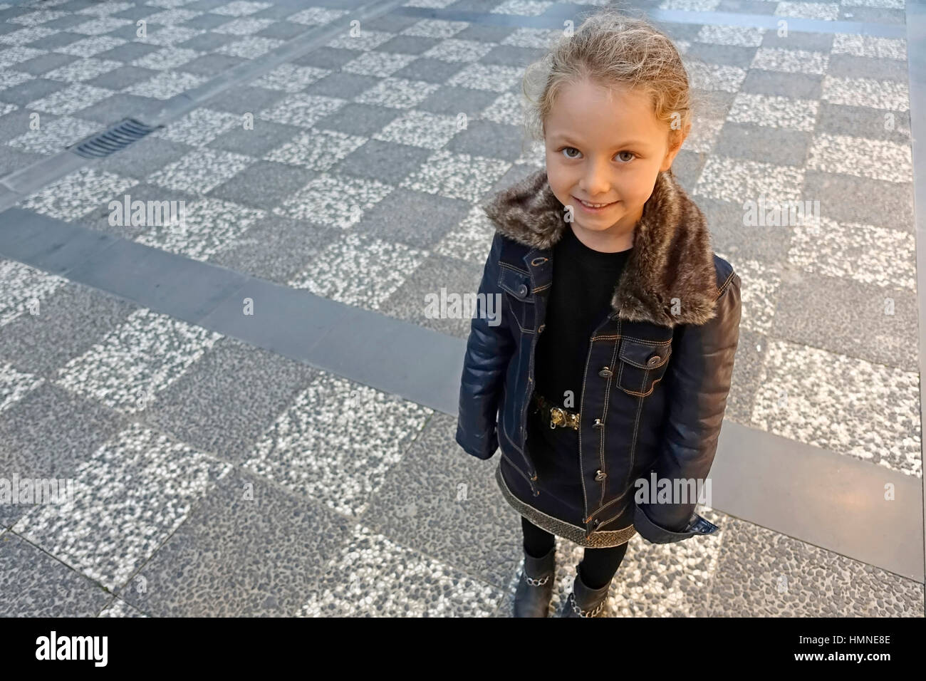 Giovane bambina in posa di autunno, modello turco Foto Stock