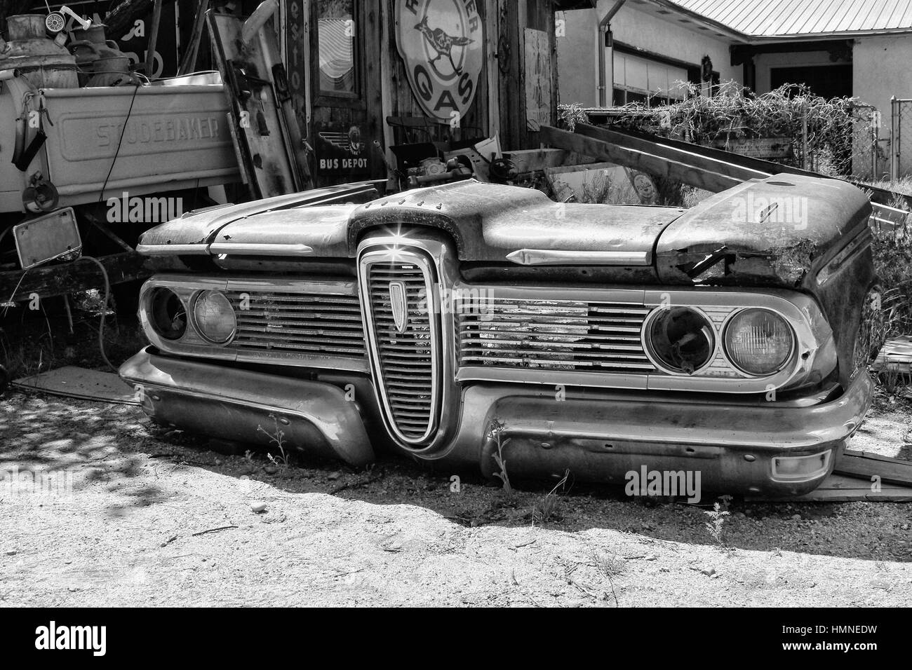 Vicolo di Benzina - Gas classico sulla strada bassa a Taos in New Mexico dispone di auto storiche e cimeli relativi così come bit di vecchie vetture. Foto Stock