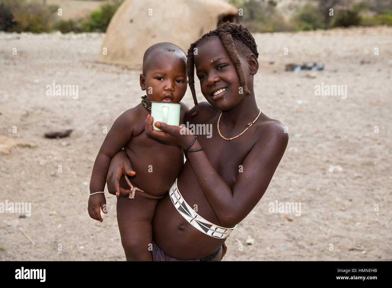 Himba bambino con i gemelli, villaggio Himba, Epupa Falls, Kaokoland, Namibia, Africa, da Monika Hrdinova/Dembinsky Foto Assoc Foto Stock