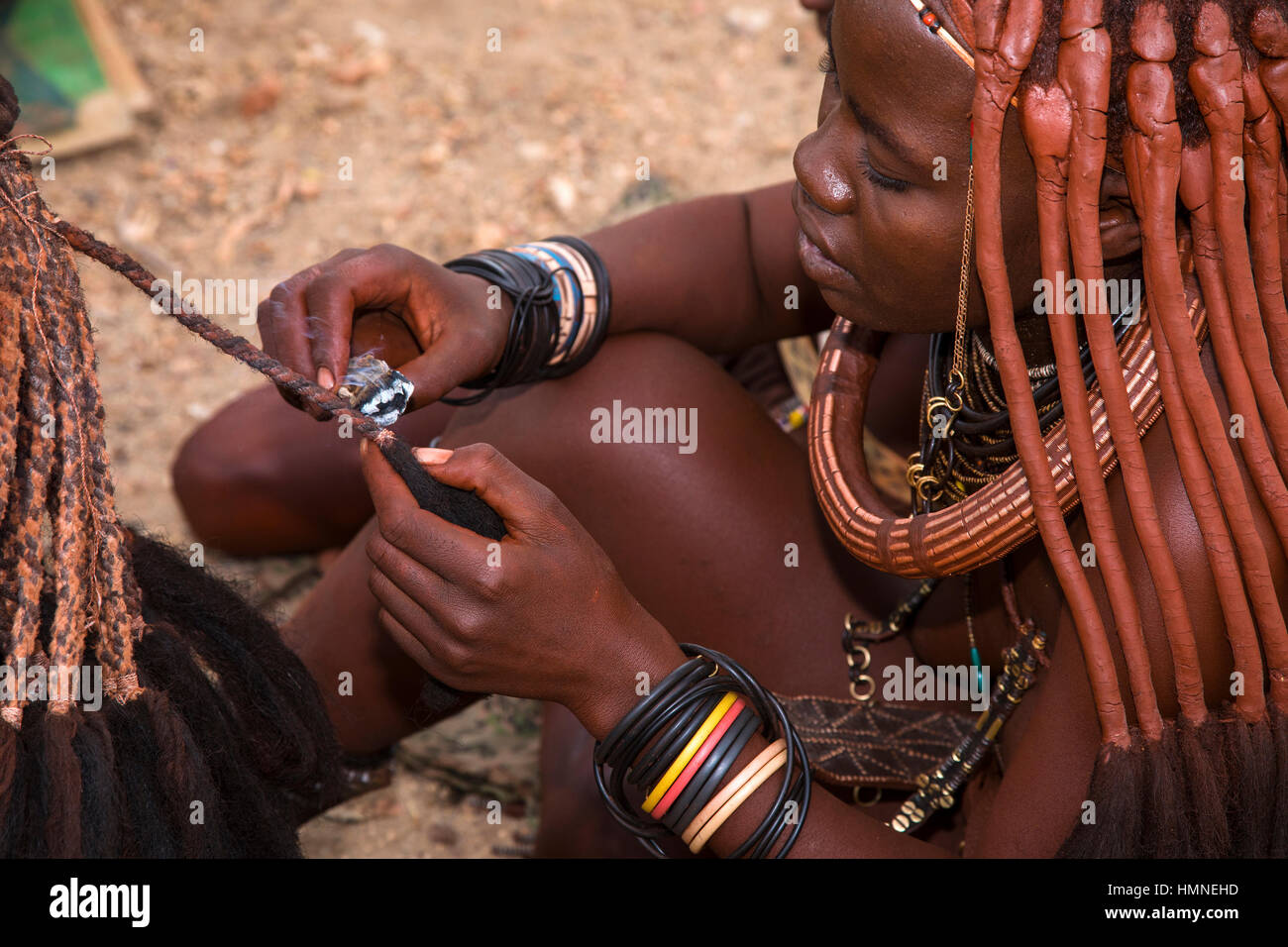 Popolo Himba rendendo souvenir, villaggio Himba, Epupa Falls, Kaokoland, Namibia, Africa, da Monika Hrdinova/Dembinsky Foto Assoc Foto Stock