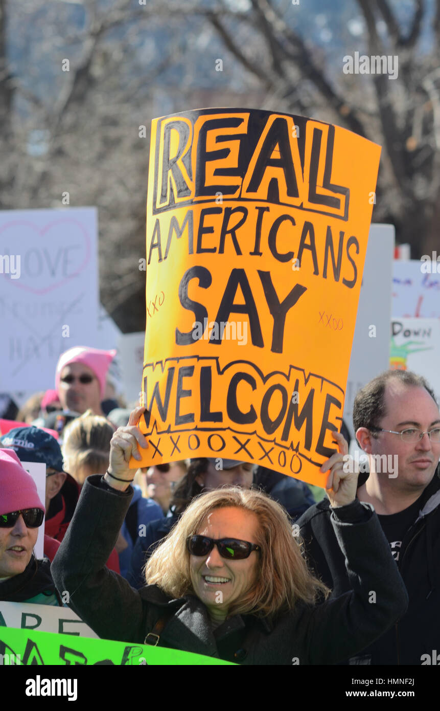 Circa mille persone hanno dimostrato e marzo a Boulder, CO Feb.4, 2017 in opposizione al presidente Donald Trump le politiche Foto Stock