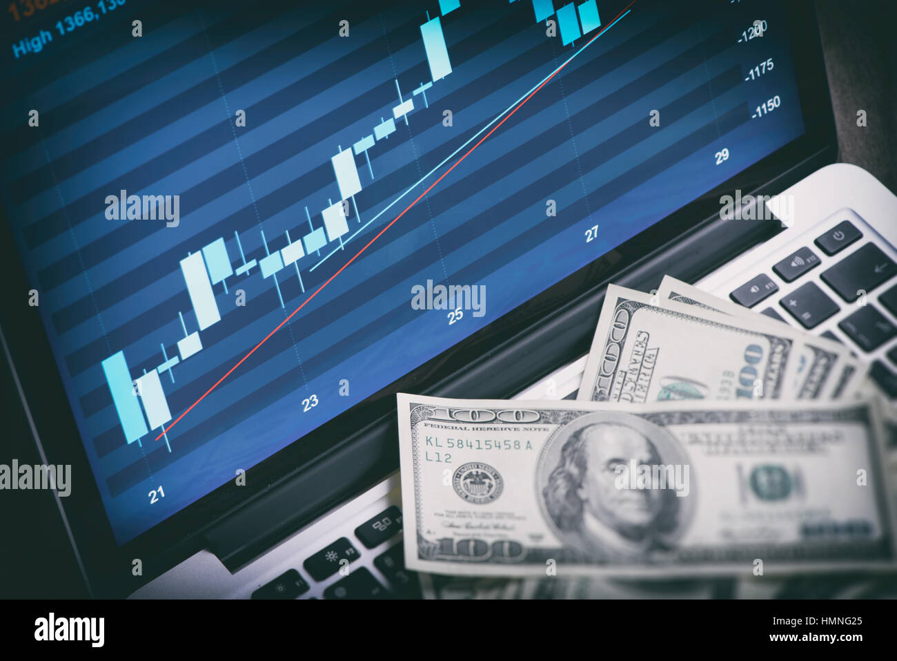 Il mercato azionario grafico su schermo di computer portatile e di dollari Foto Stock