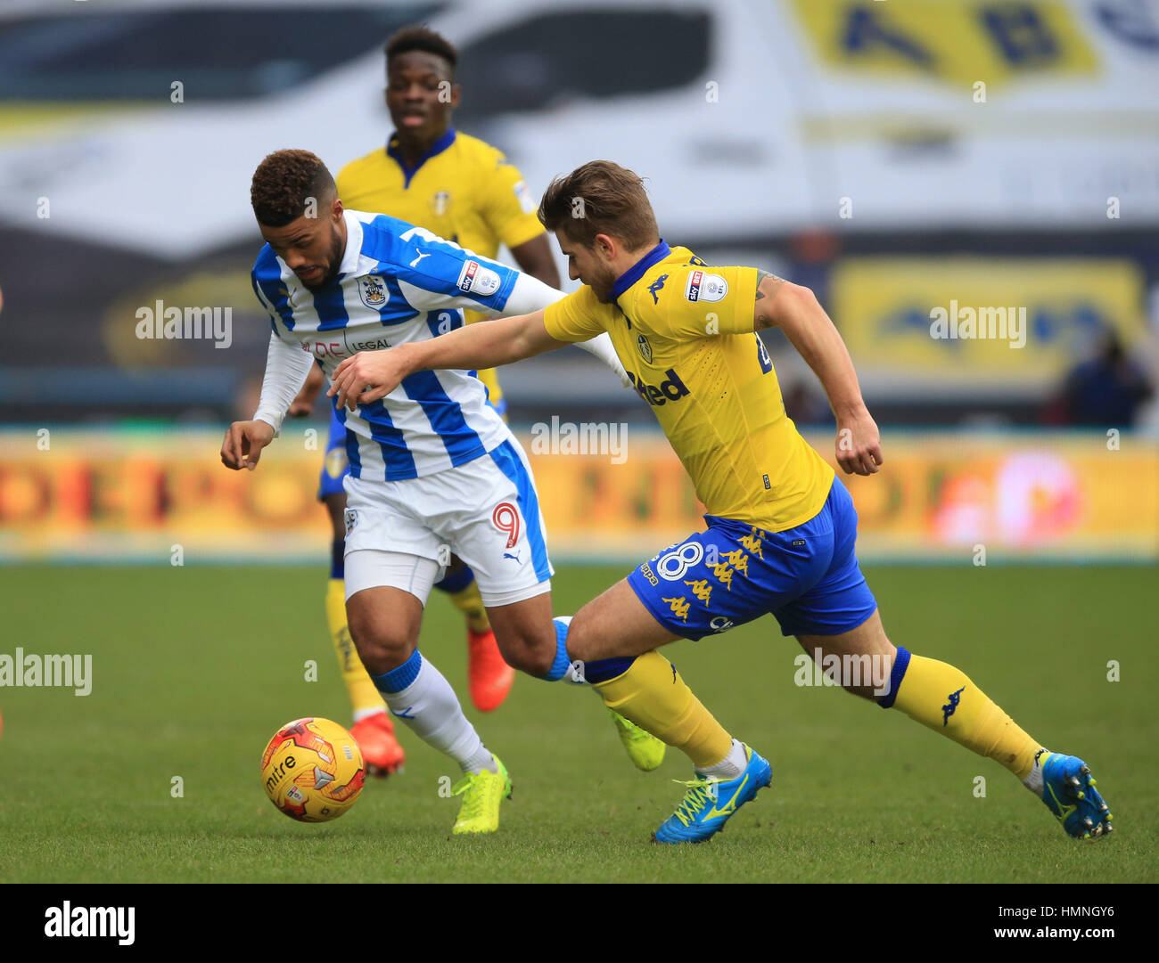 Huddersfield Town Elias Kachunga (sinistra) e Leeds United's Gaetano Berardi battaglia per la sfera durante il cielo di scommessa match del campionato a John Smith's Stadium, Huddersfield. Foto Stock