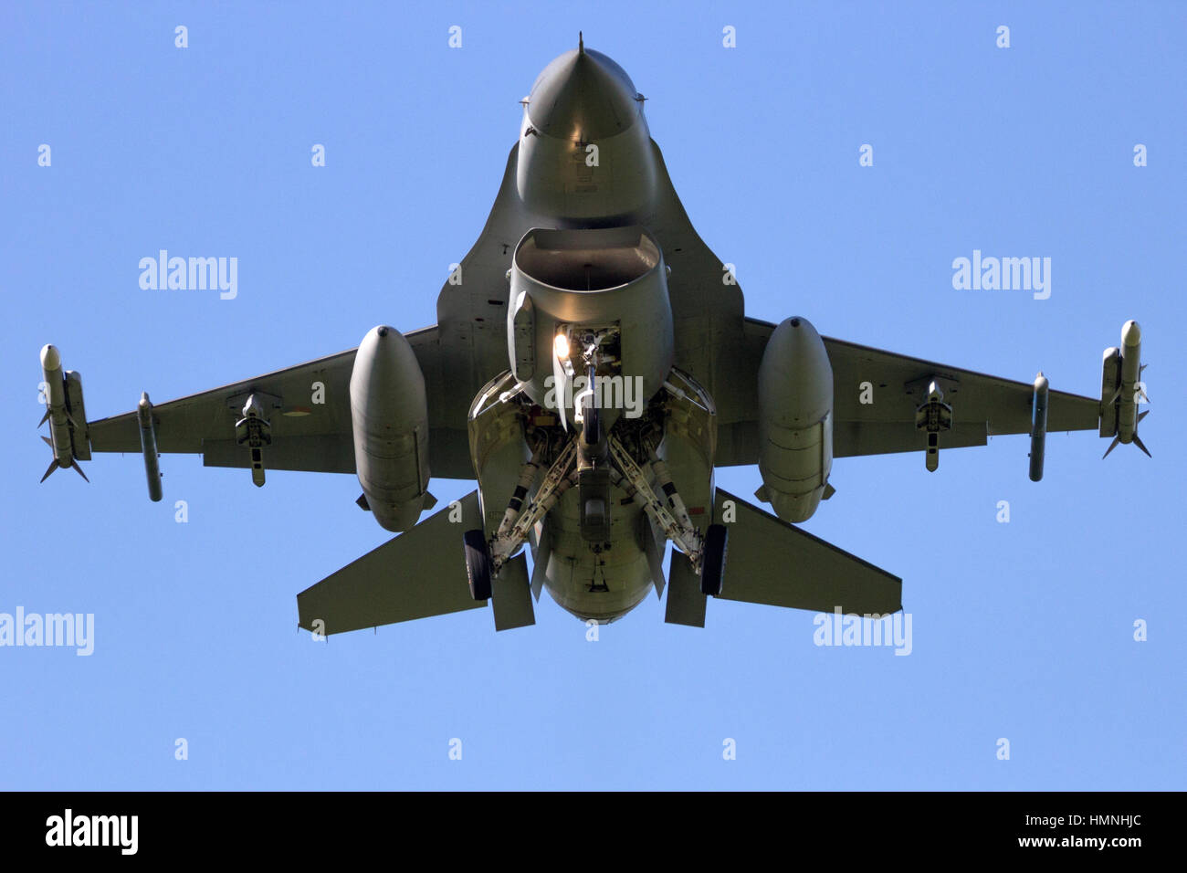 LEEUWARDEN, PAESI BASSI - Apr 11, 2016: Fornt vista di una forza aerea F-16 jet da combattimento. Foto Stock