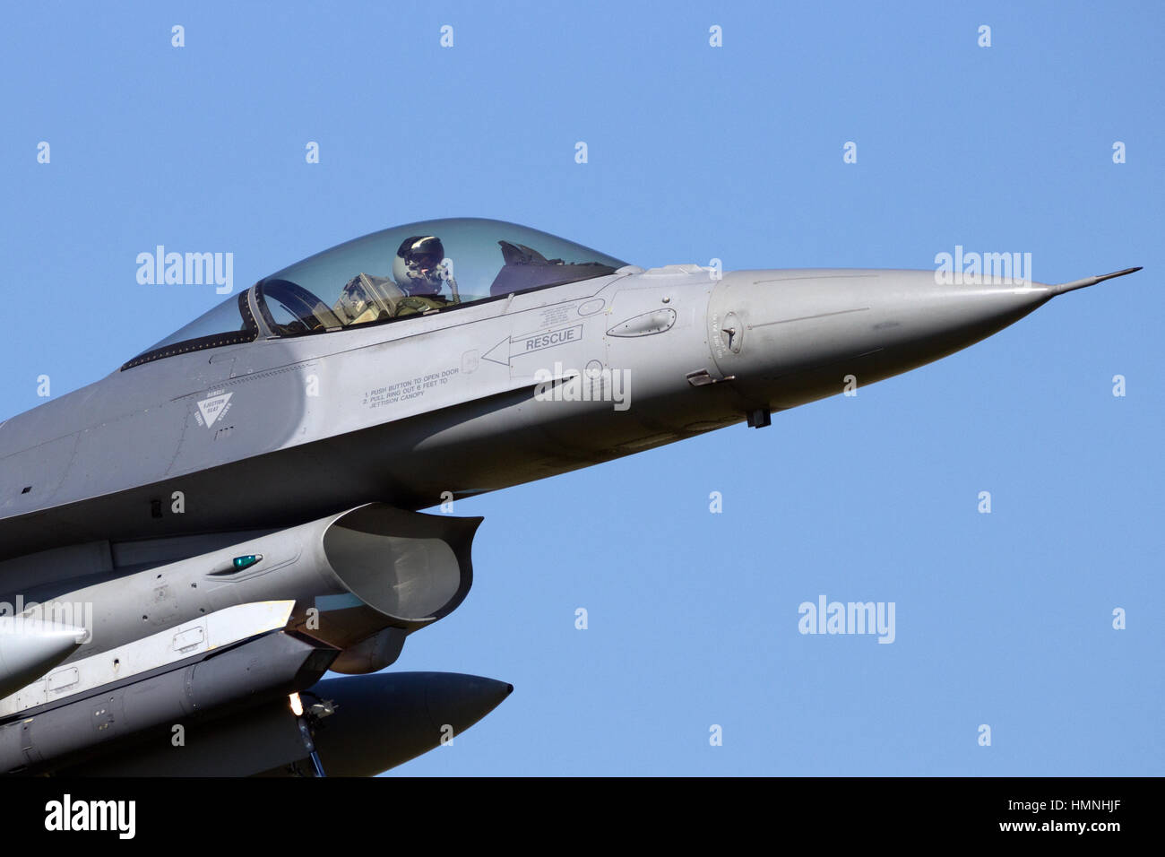 LEEUWARDEN, PAESI BASSI - Apr 11, 2016: vista anteriore di una forza aerea F-16 di atterraggio a getto. Foto Stock