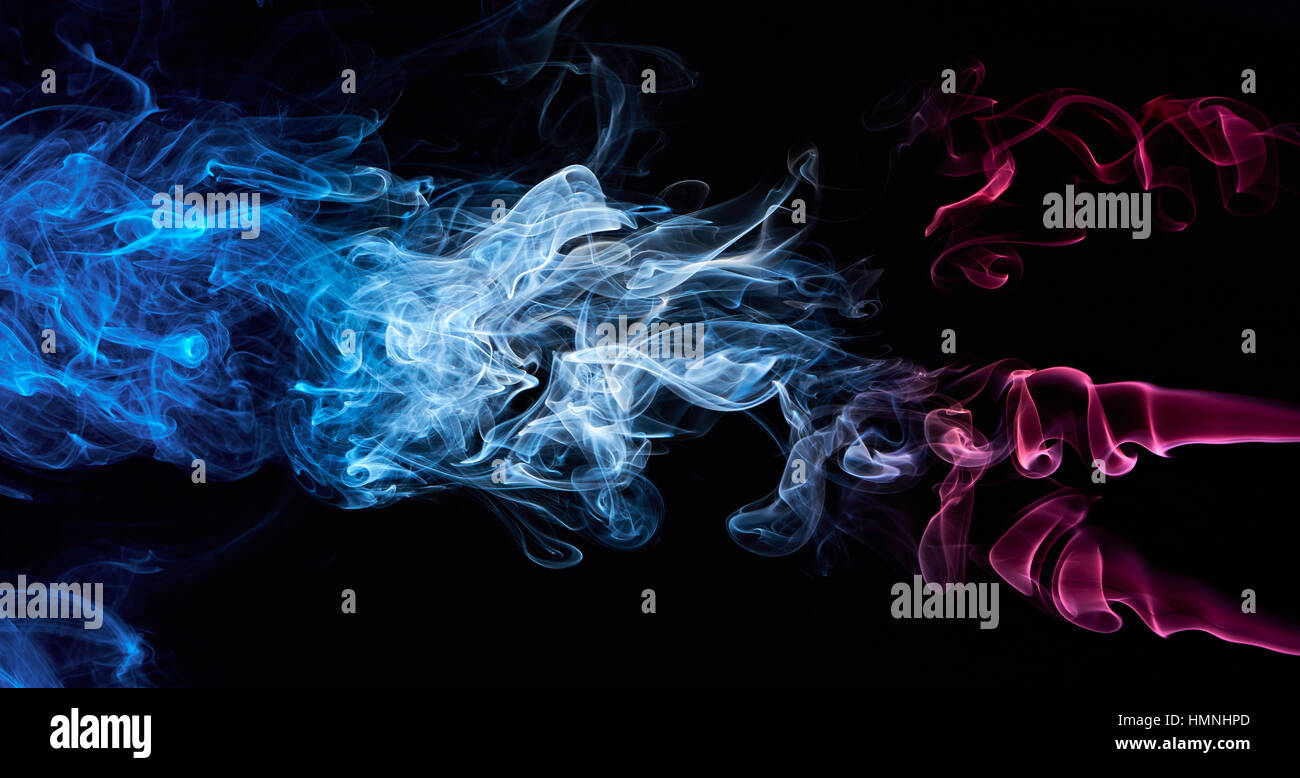 Colore fumo astratto isolato su sfondo nero Foto Stock
