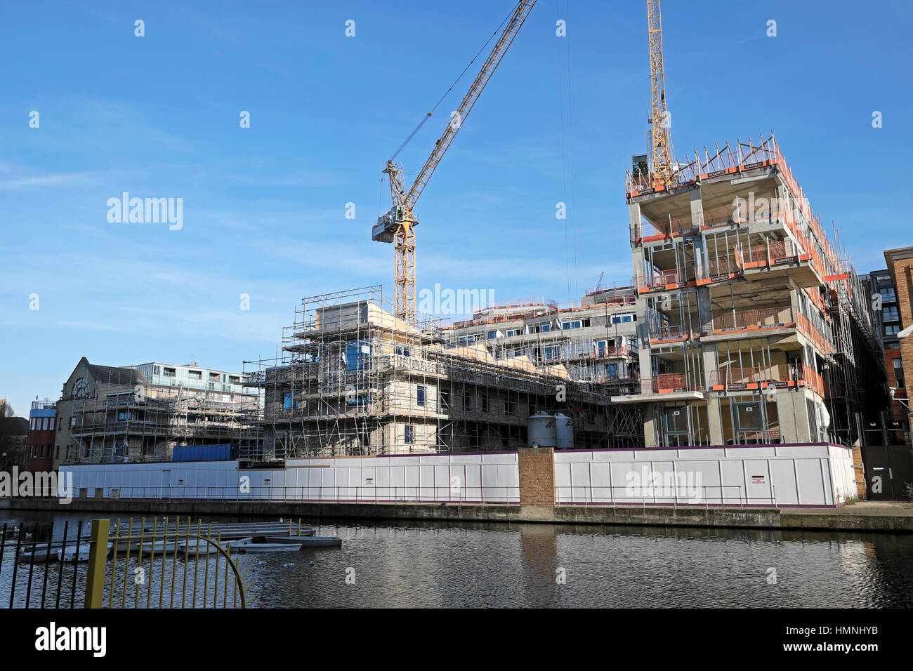 La costruzione di nuovi alloggi sito sul bacino della città Canal a Islington, East London E1 Inghilterra UK KATHY DEWITT Foto Stock