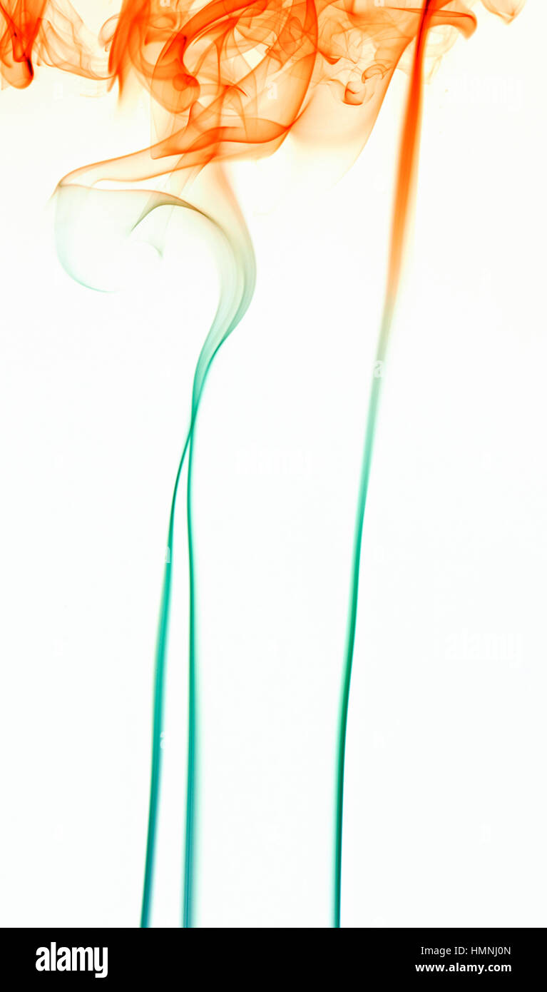 Rosso e verde linee di fumo isolato su bianco Foto Stock