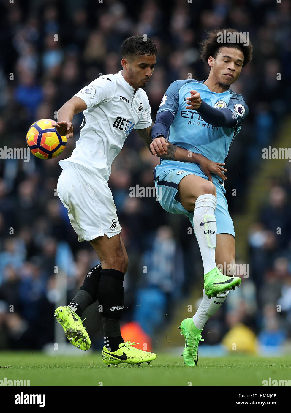 Swansea City è Kyle Naughton e Manchester City's Leroy Sane battaglia per la palla durante il match di Premier League al Etihad Stadium e Manchester. Foto Stock