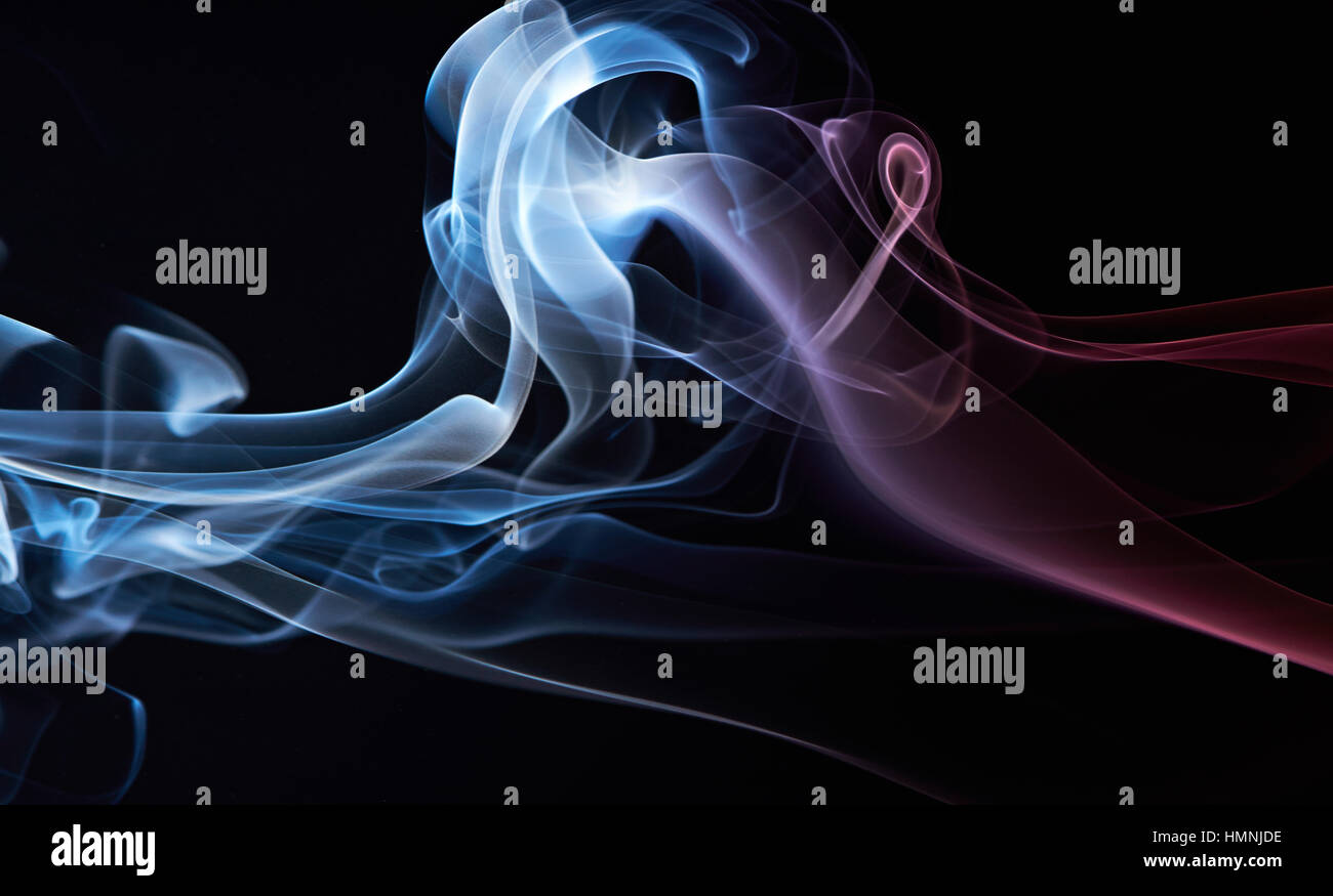 Abstract di fumo blu e rosso onde su nero Foto Stock