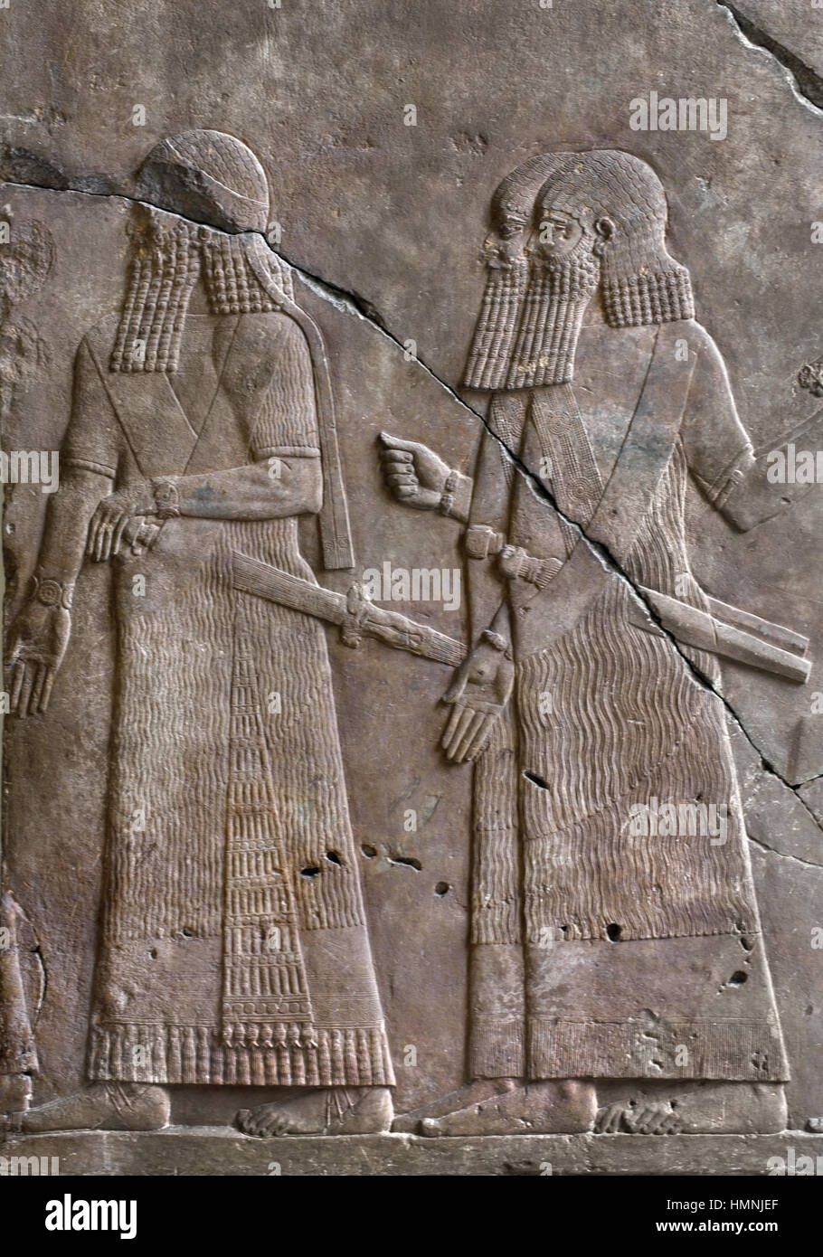 Gli ufficiali assiro e cortigiani che trasportano un trono. Palace sollievo da Ninive, 704-689 A.C. Pergamon Museum di Berlino, Germania Foto Stock