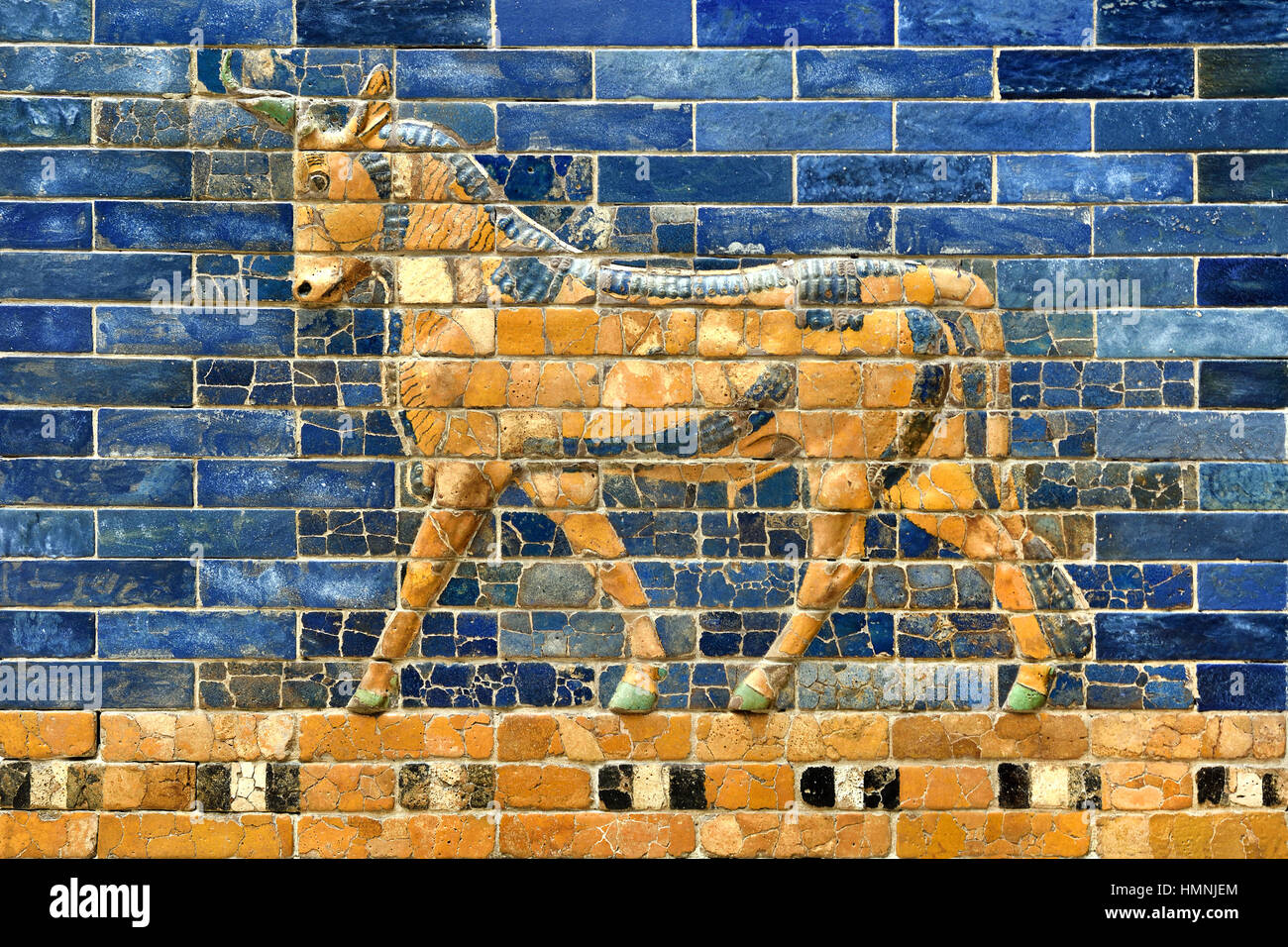 Smalto satinato brick bull dalla porta di Ishtar di Babilonia 575 a.e.v. del re Nabucodonosor II. Iraq Mesopotamia 2300 BC -141 BC Pergamon Museum di Berlino Foto Stock